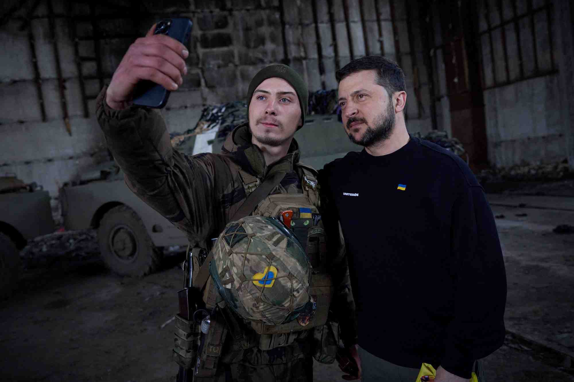 Le president ukrainien zelenskiy rend visite a des militaires ukrainiens pres d'une ligne de front dans la region de donetsk