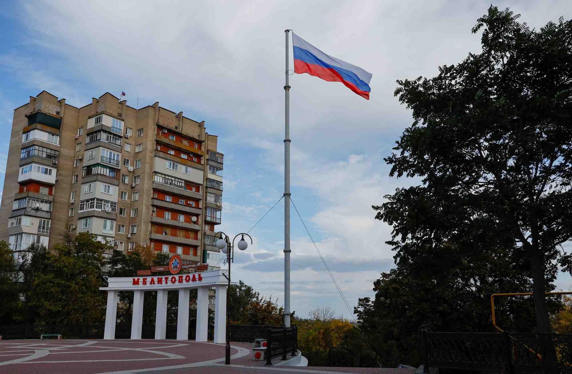 Un drapeau russe flotte sur une place de melitopol
