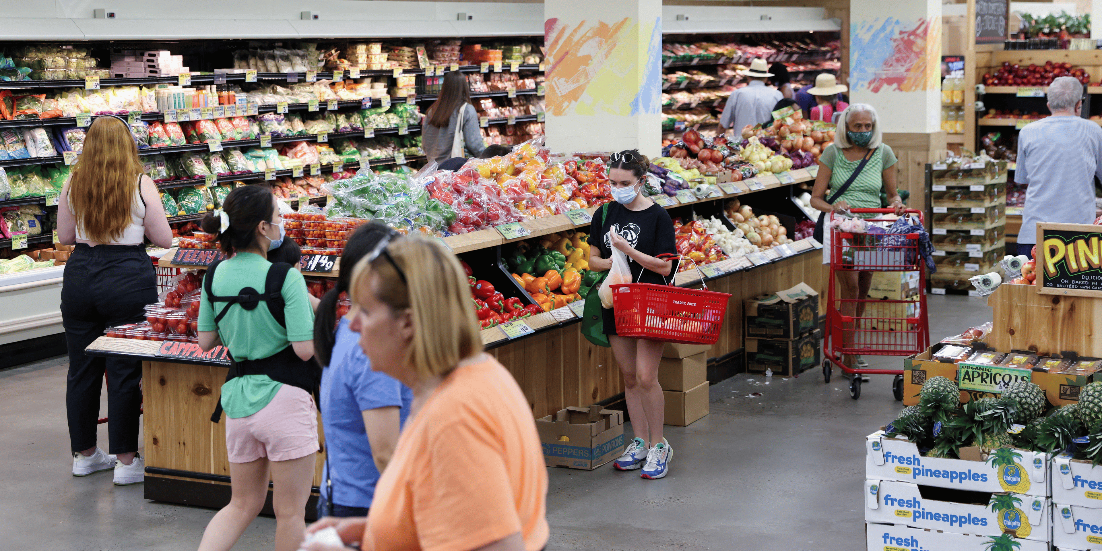 Des personnes font des achats dans un supermarche alors que l'inflation a affecte les prix a la consommation a manhattan, new york
