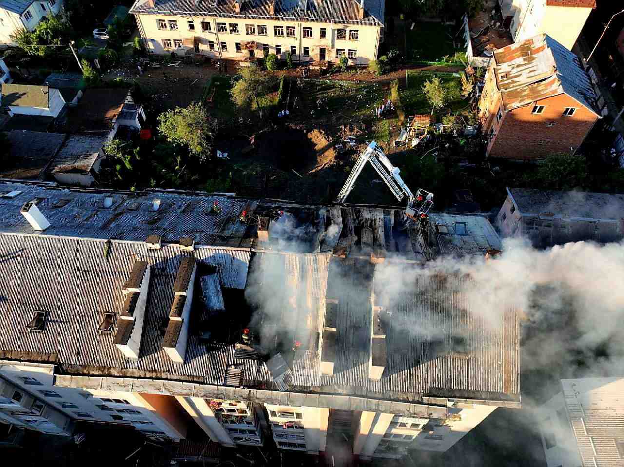 Un batiment detruit lors d'une frappe de missile russe a lviv, en ukraine