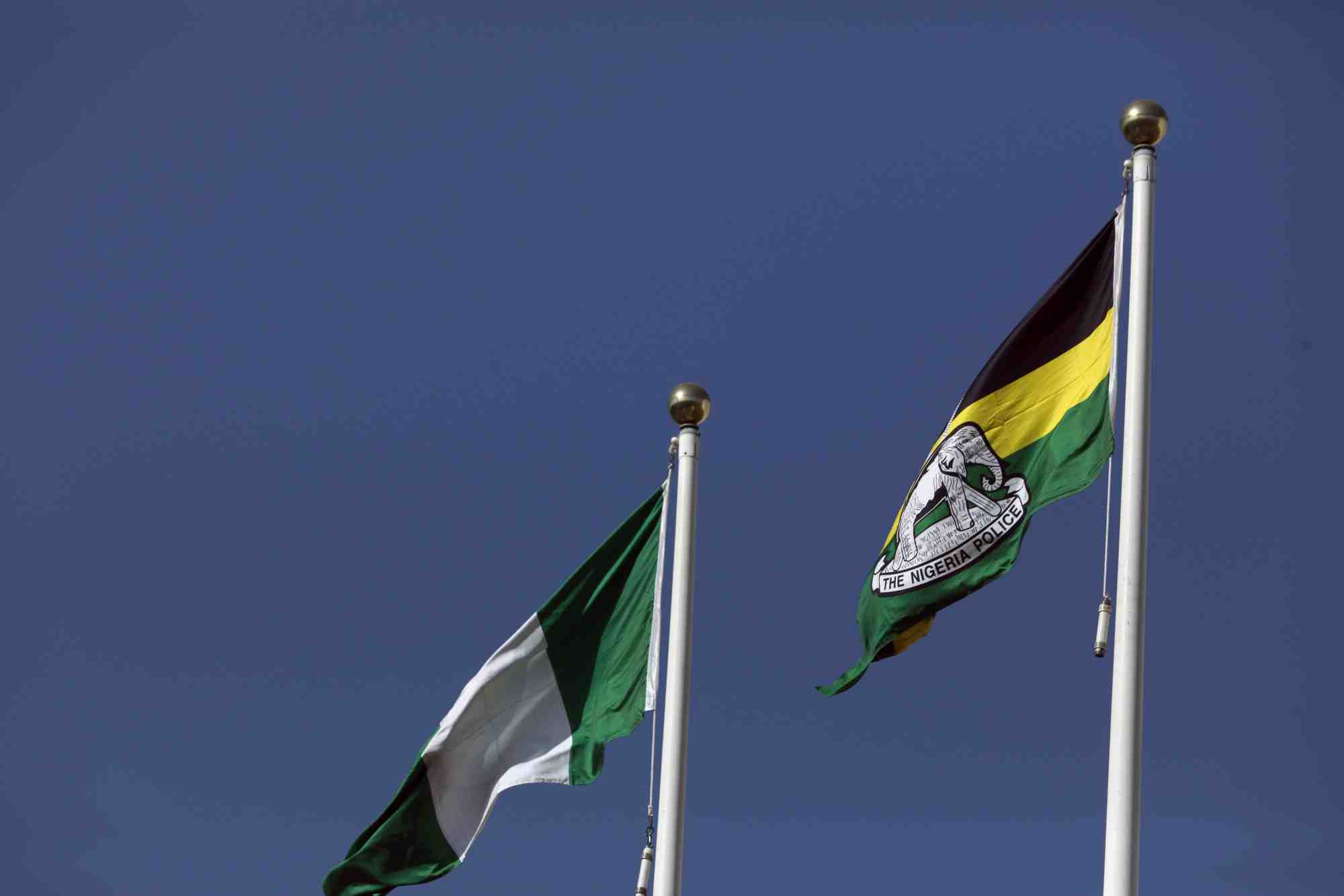 Le drapeau de la police nigeriane flotte a cote du drapeau national nigerian