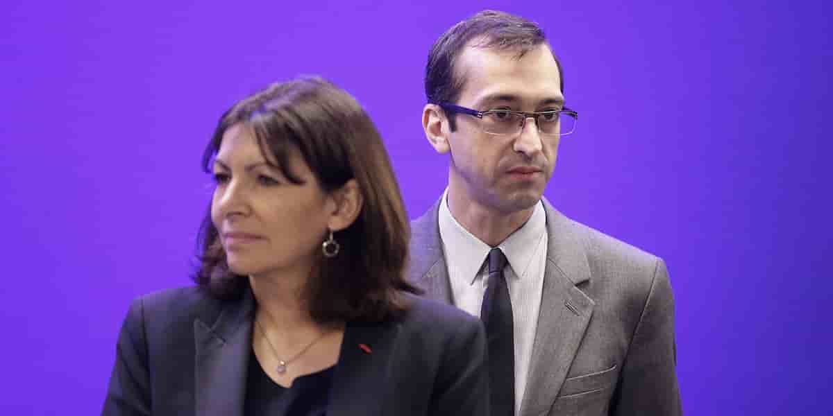 Anne Hidalgo présente le socialiste Rémi Féraud pour lui succéder à la mairie de Paris.