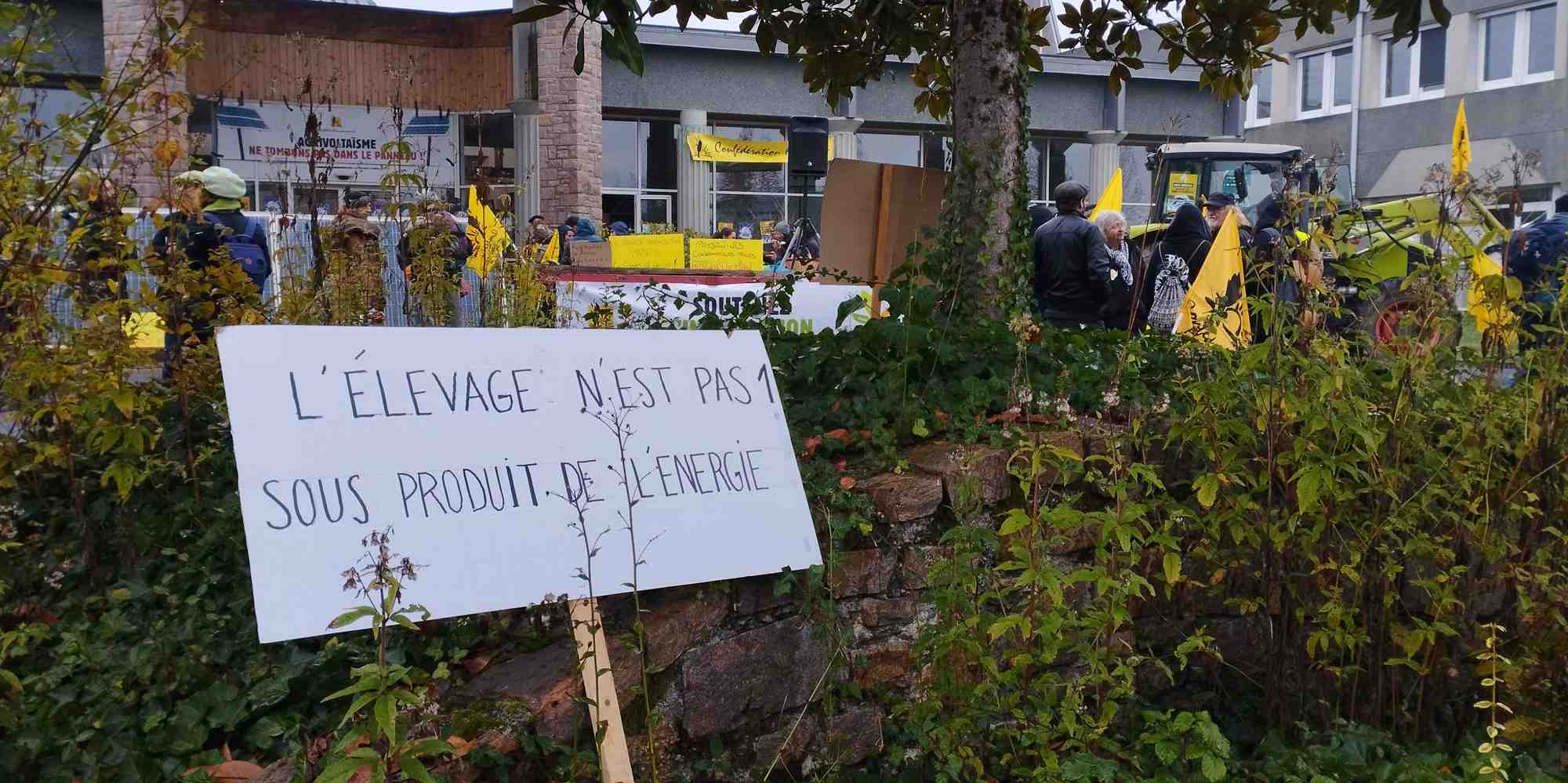 La Confédération Paysanne a manifesté contre l'agrivoltaïsme ce 18 novembre devant la chambre d'agriculture de Corrèze.
