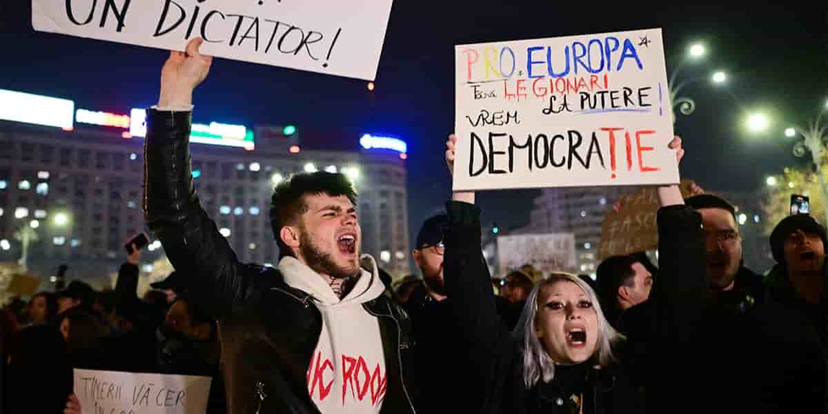 Mercredi à Bucarest, les Roumains étaient nombreux à manifester sur le parvis de l'université de Bucarest.