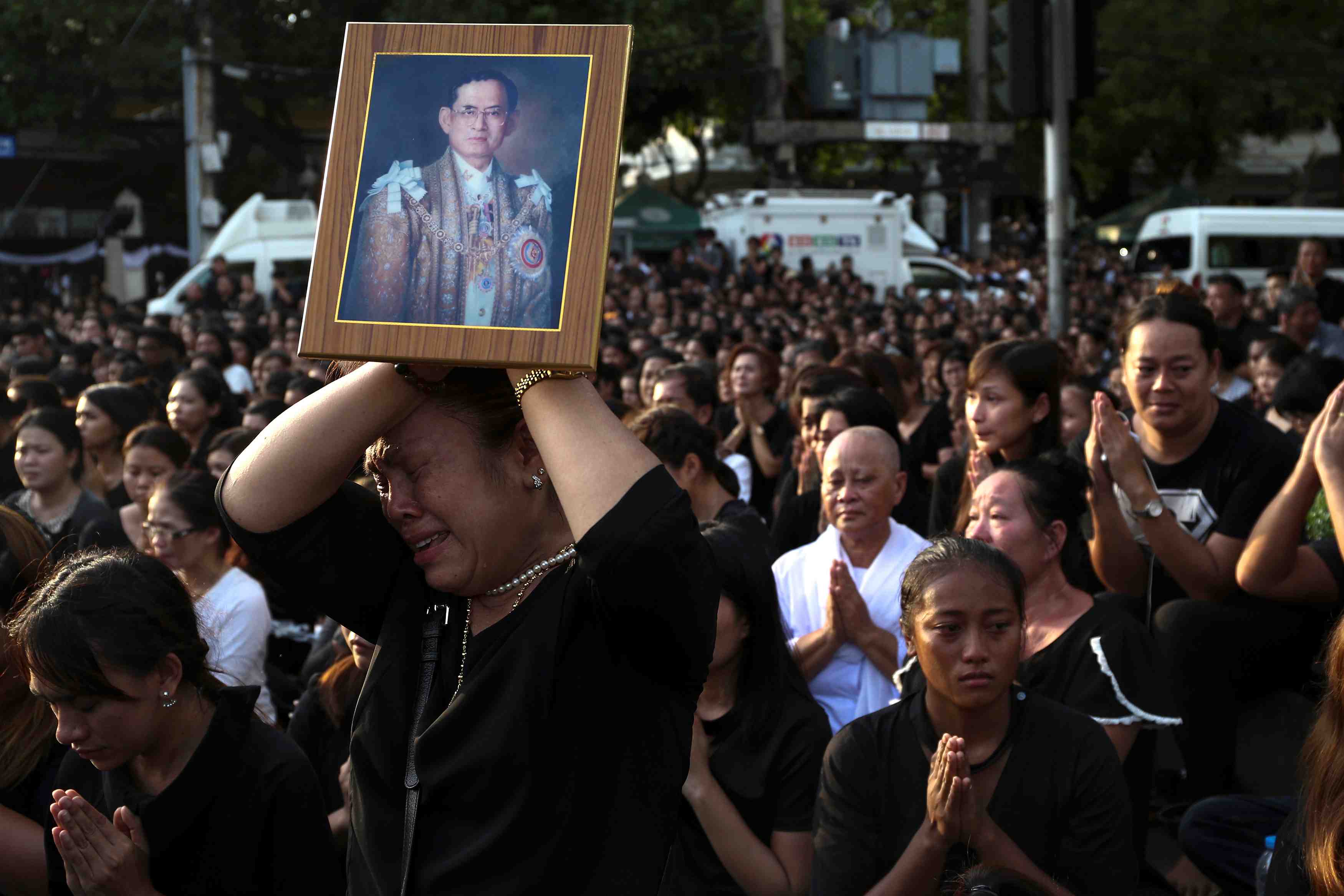 La thailande pleure le dernier voyage du roi bhumibol