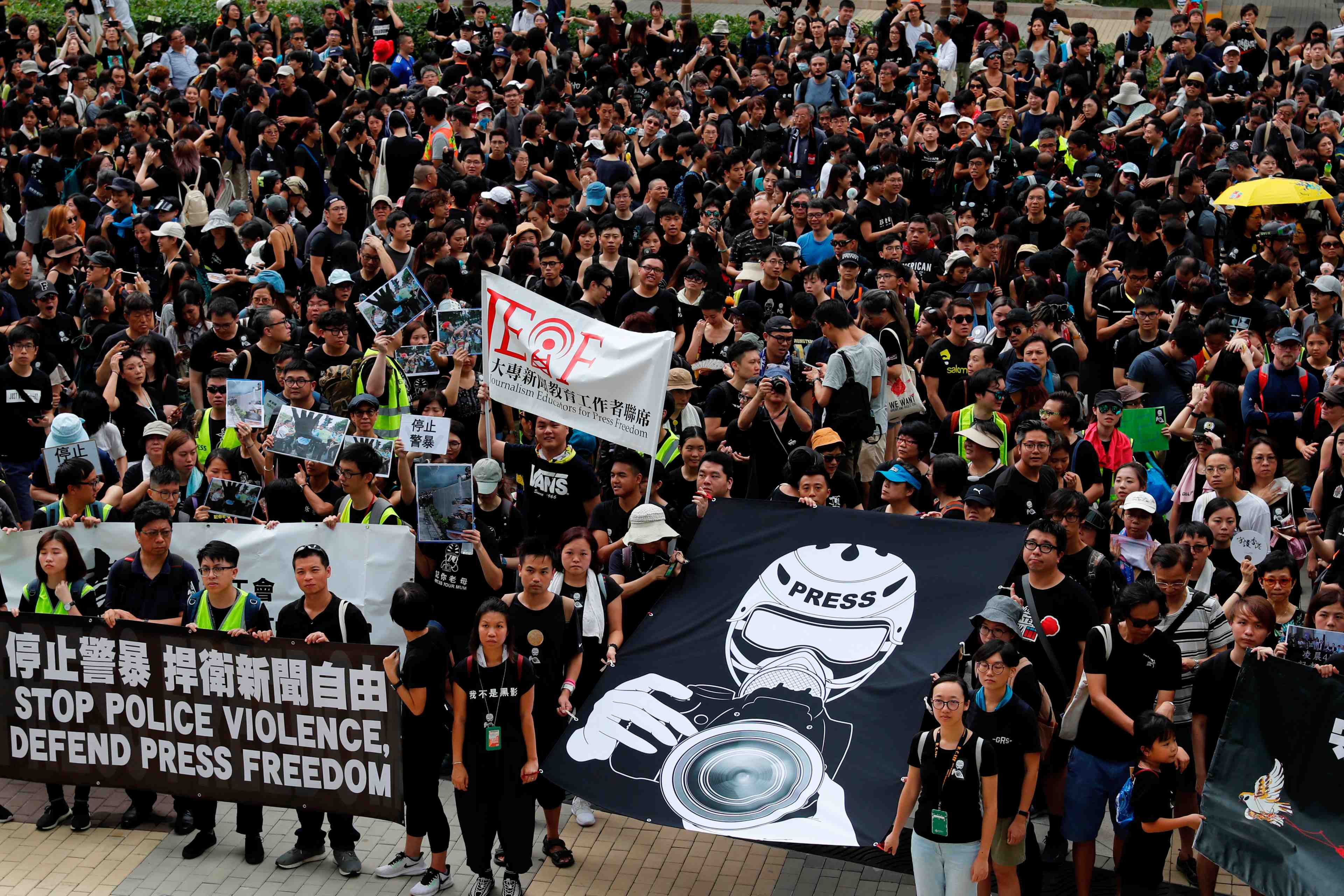 Les protestataires ne relachent pas la pression a hong kong