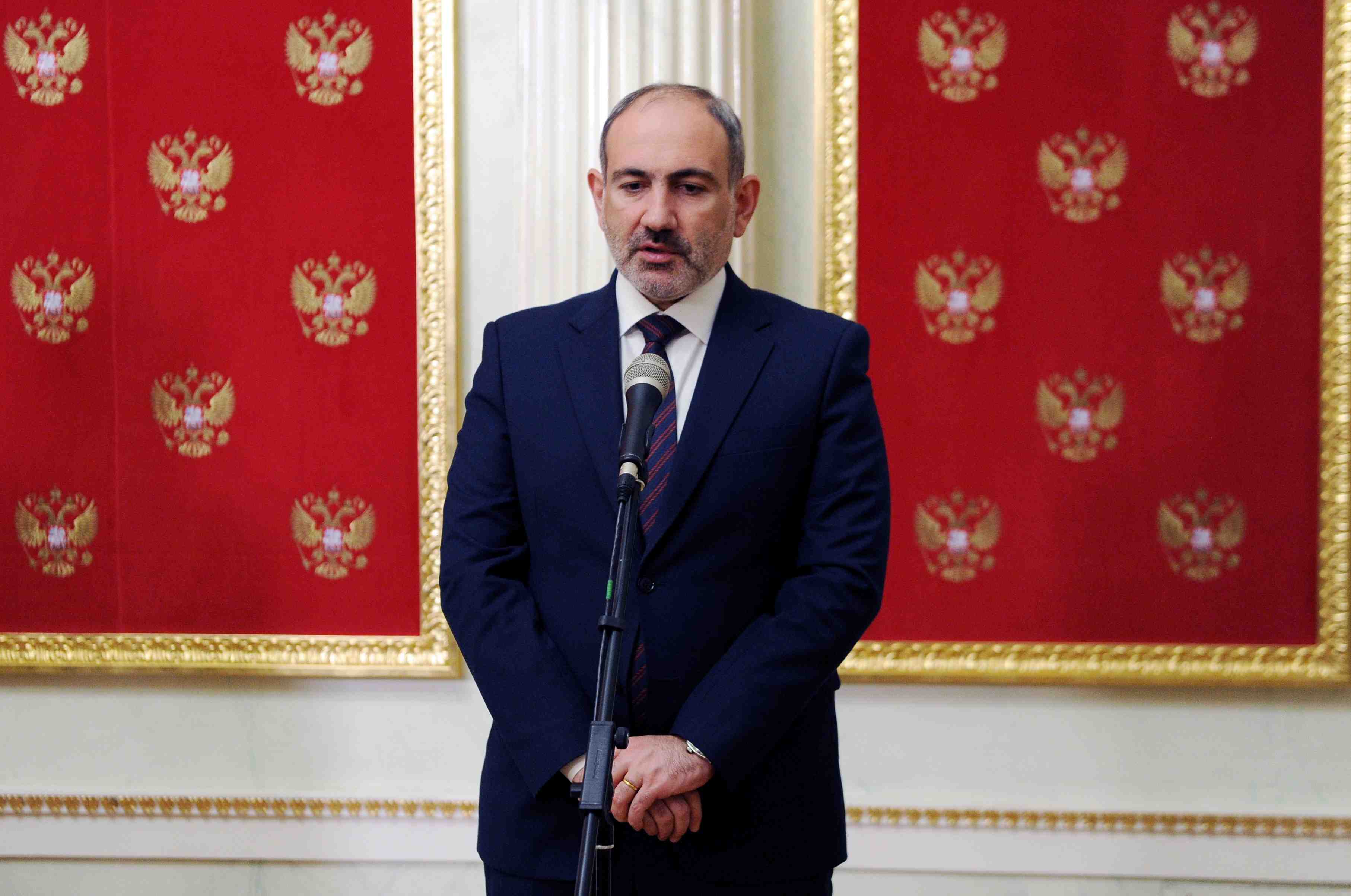 Armenie: pachinian denonce un coup d'etat, limoge le chef des forces armees