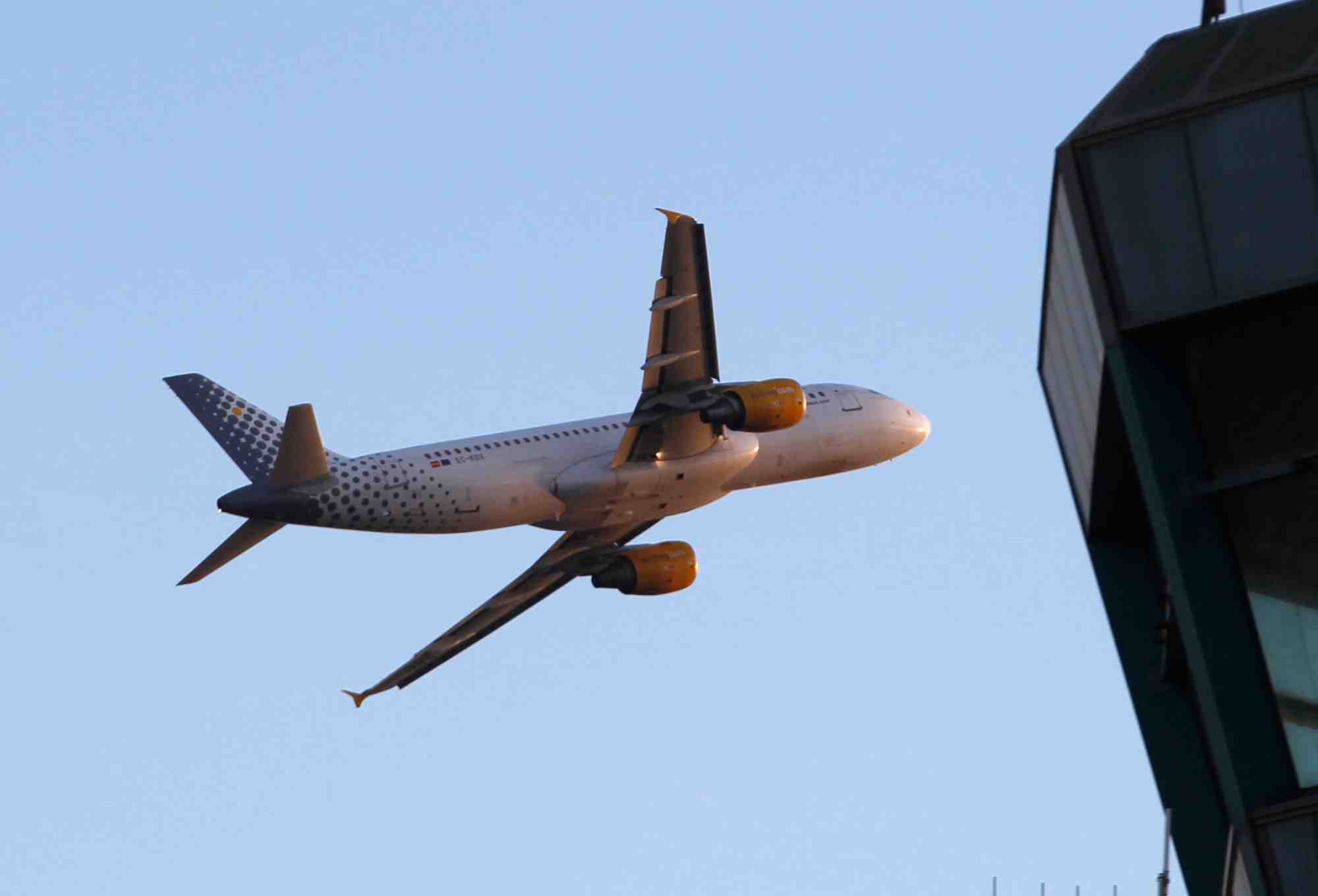 Un avion vueling airbus a320-200 a l'aeroport de barcelone, en espagne