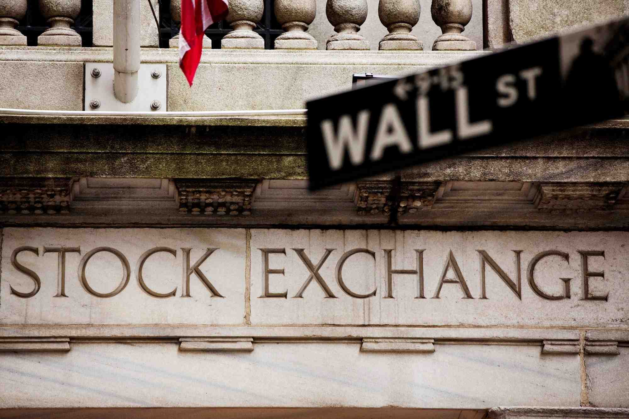 Une plaque de wall street est accrochee devant la bourse de new york