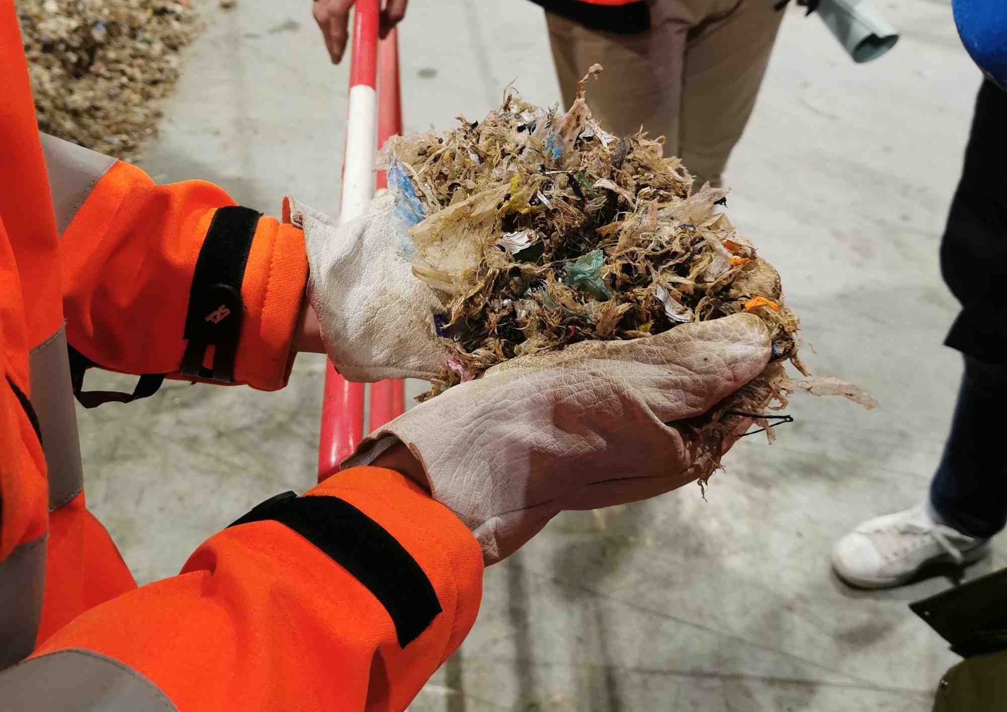 Les torons papetiers, déchets issus du recyclage des cartons, constituent une masse très dense de matières métalliques et plastiques, jusqu'alors enfouis.