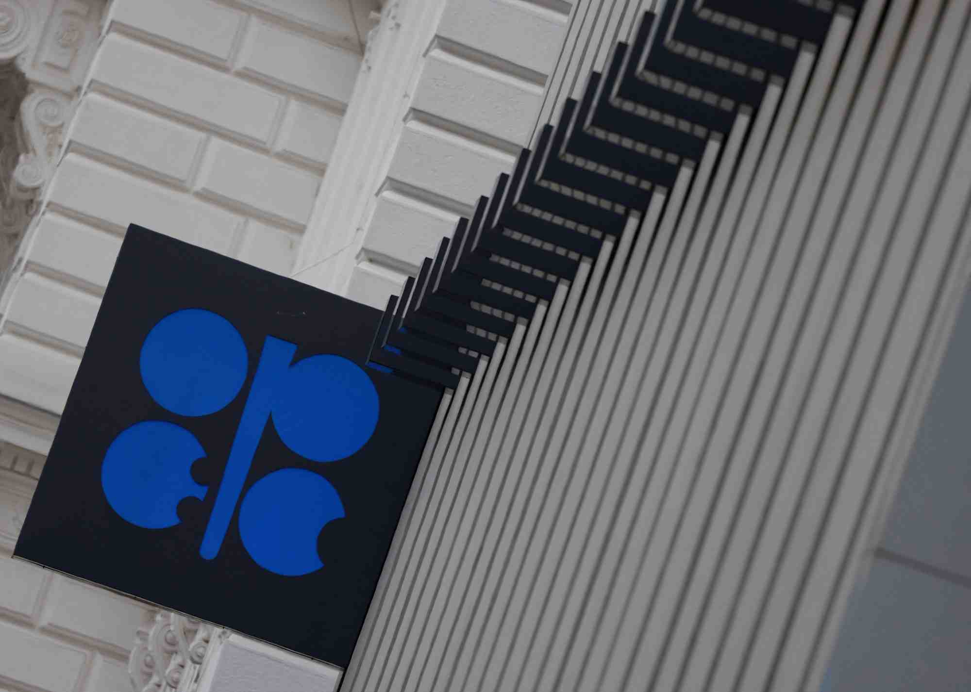 Logo de l'organisation des pays exportateurs de petrole (opep) devant son siege a vienne