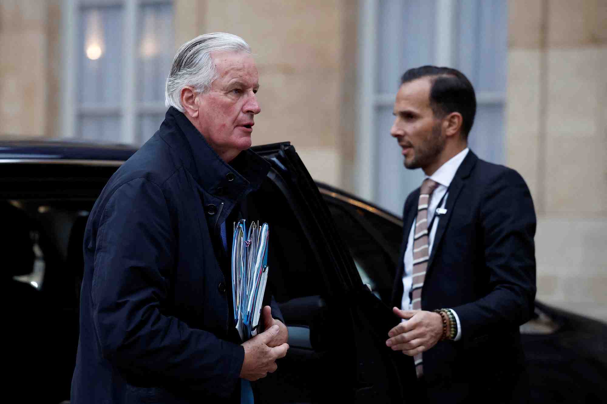 Le premier ministre francais michel barnier arrive pour assister a une reunion avec le nouveau gouvernement francais a l'hotel de matignon a paris