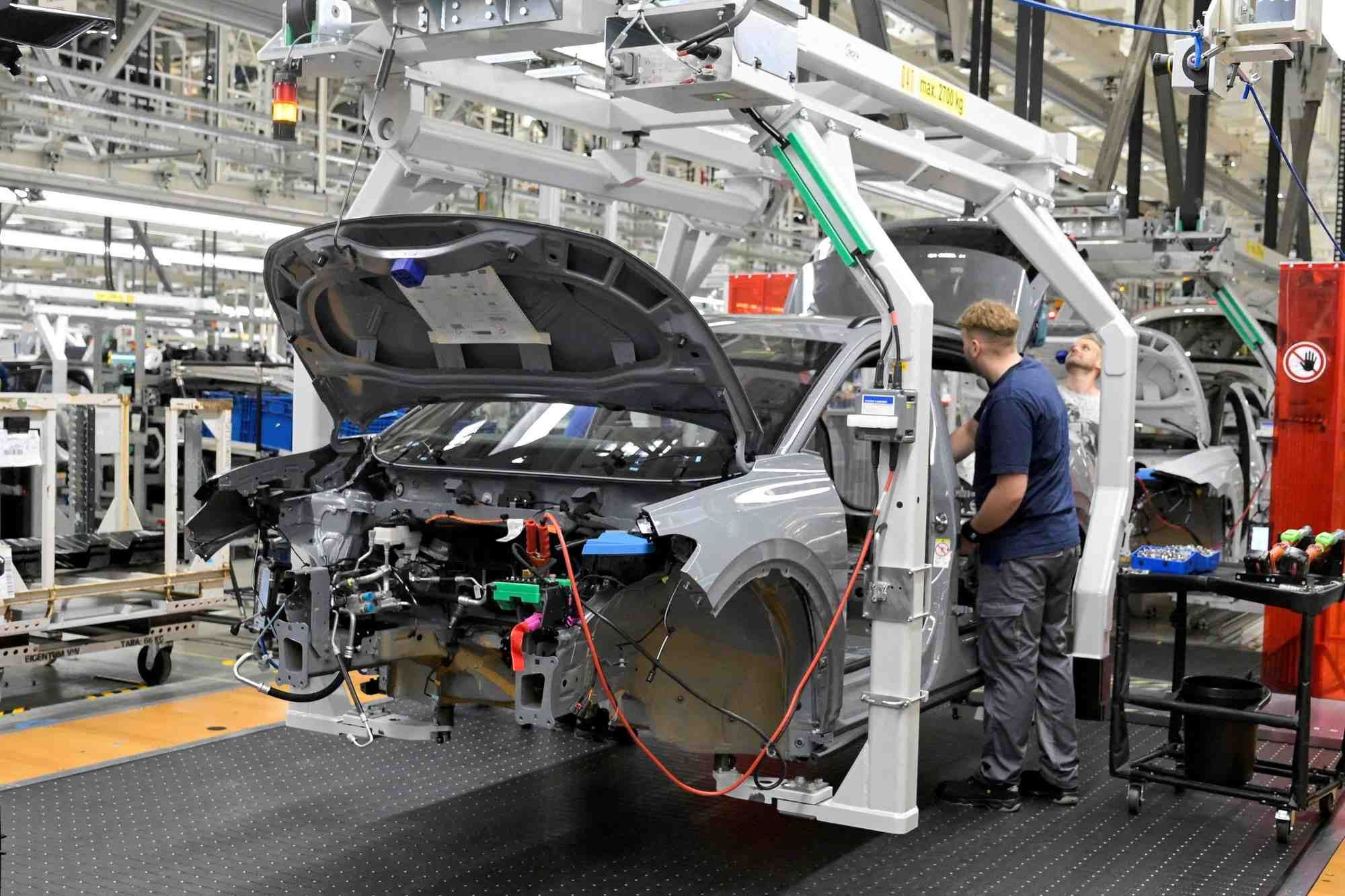 Vue generale d'une ligne de production dans une usine volkswagen a emden