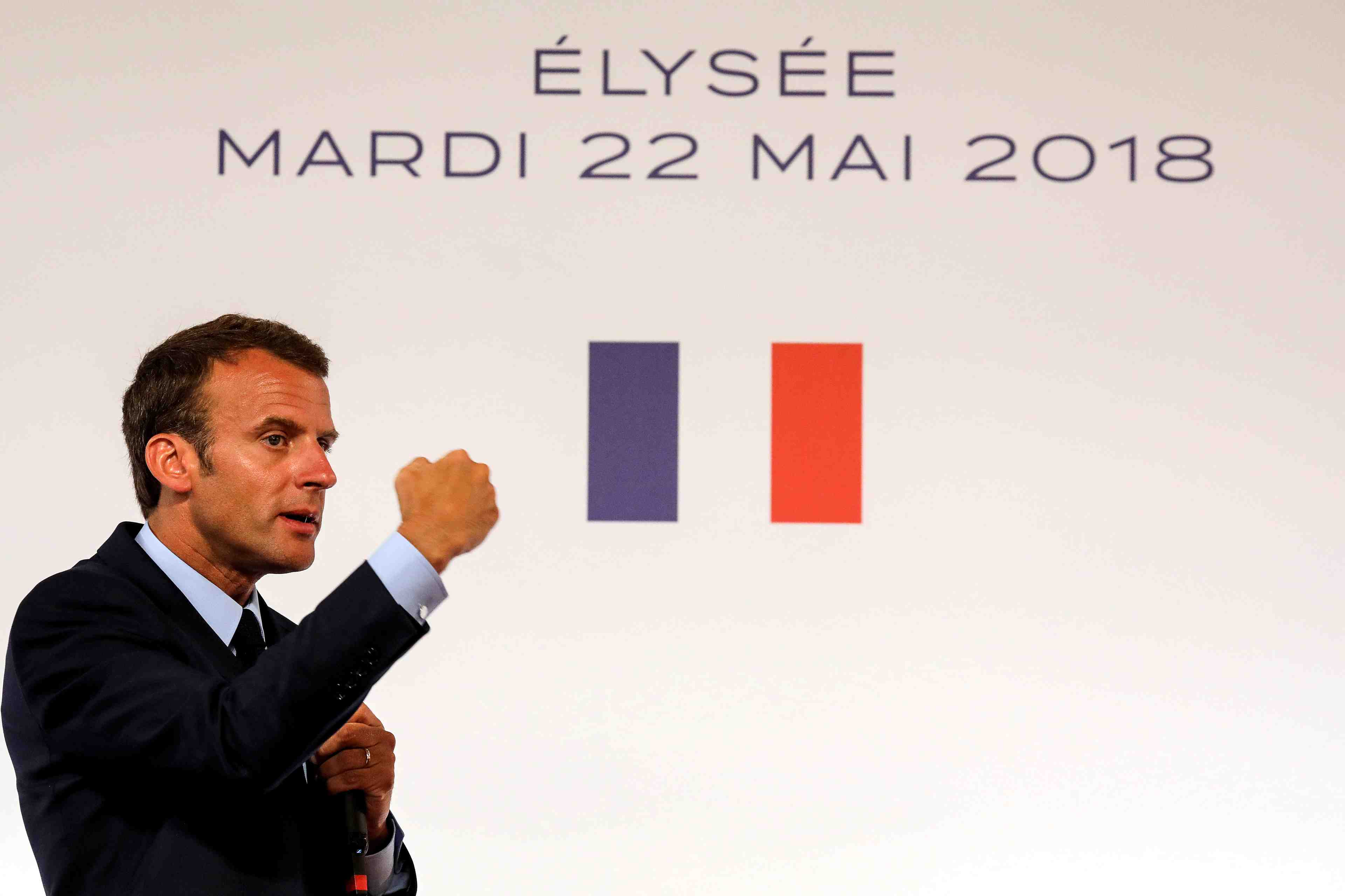 Macron donne rendez-vous aux banlieues en juillet
