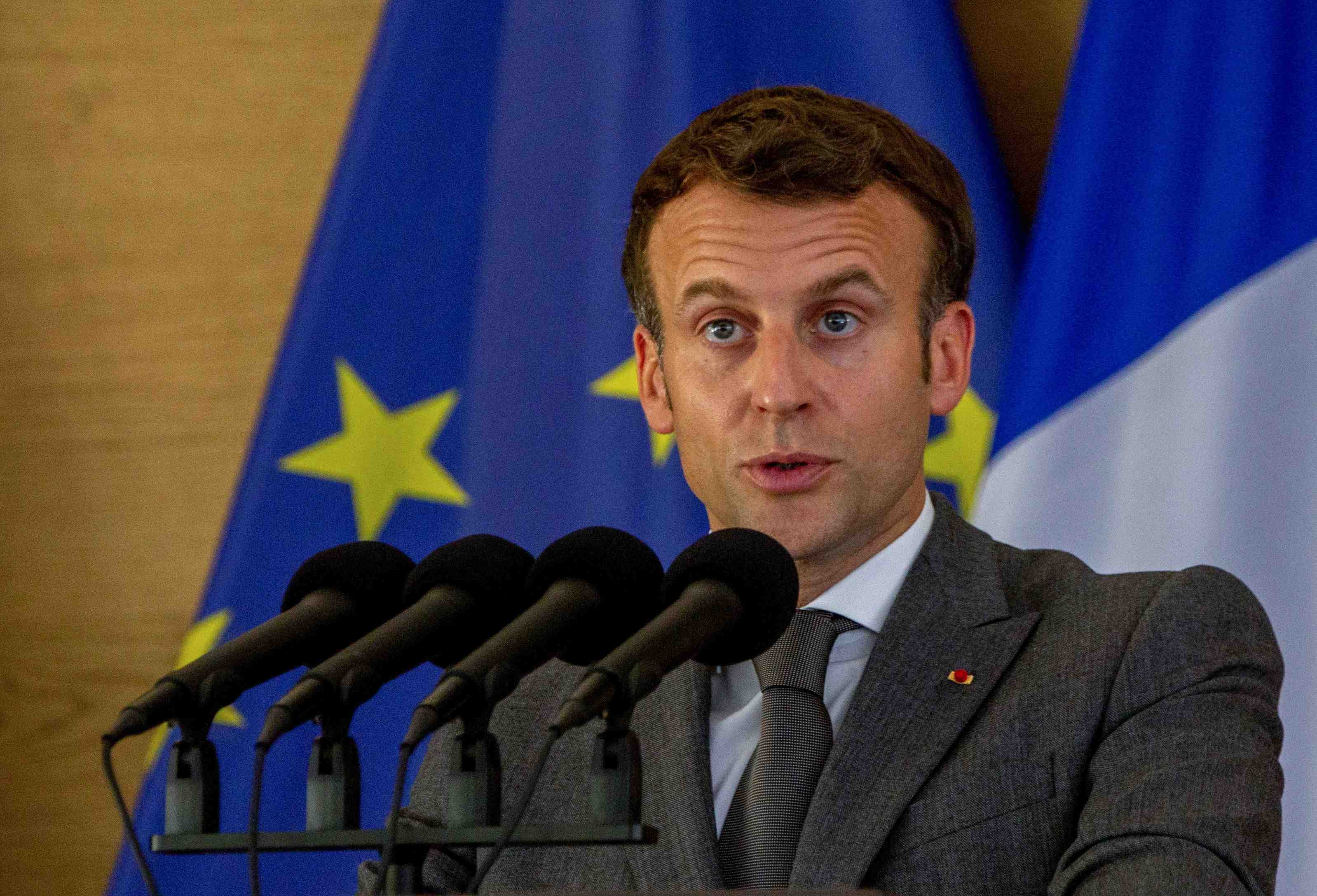 "optimiste" mais "lucide", macron maintient le calendrier de reouverture