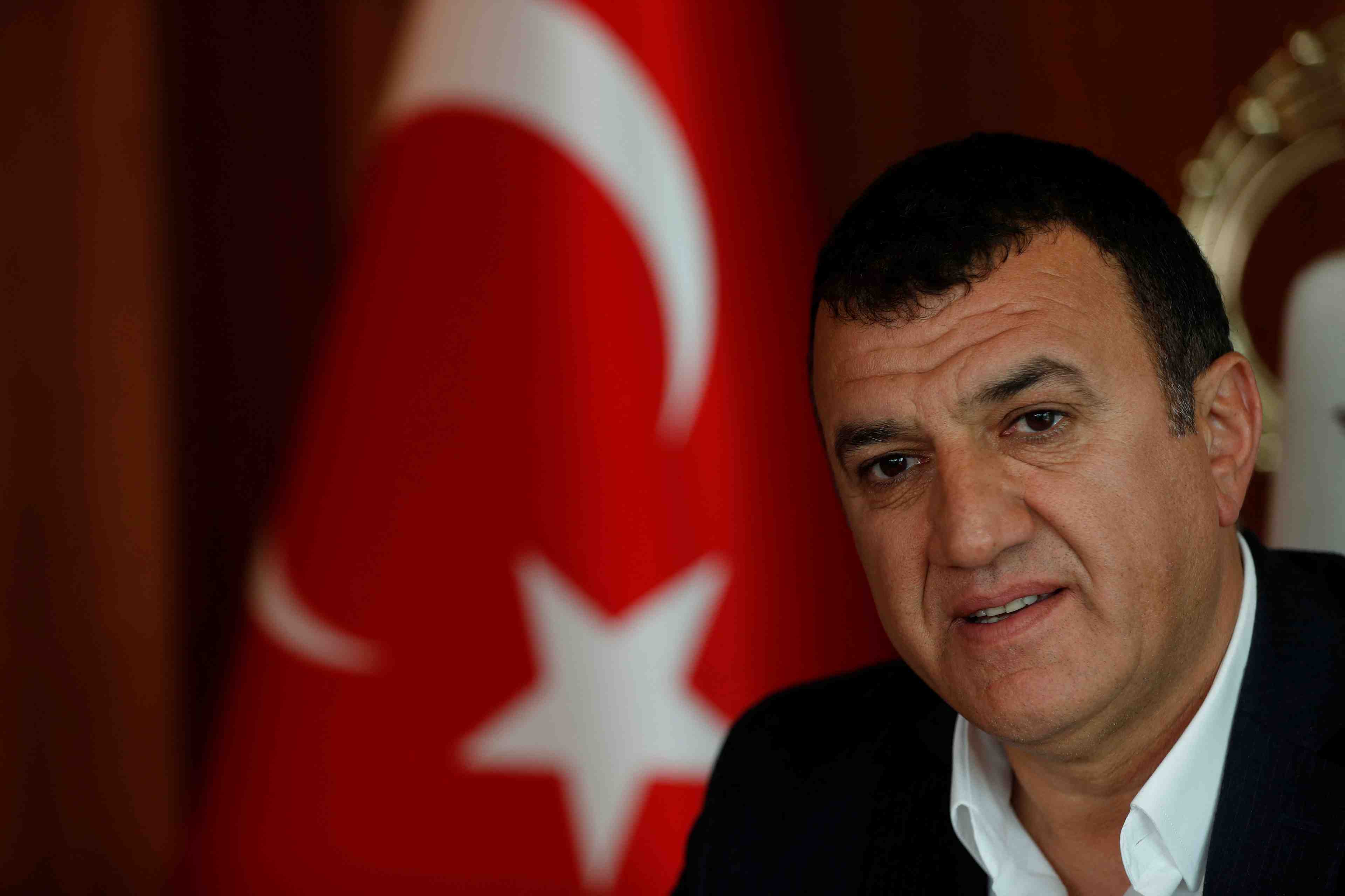 L'homme d'affaires turc bayrak interesse par le rachat de chelsea