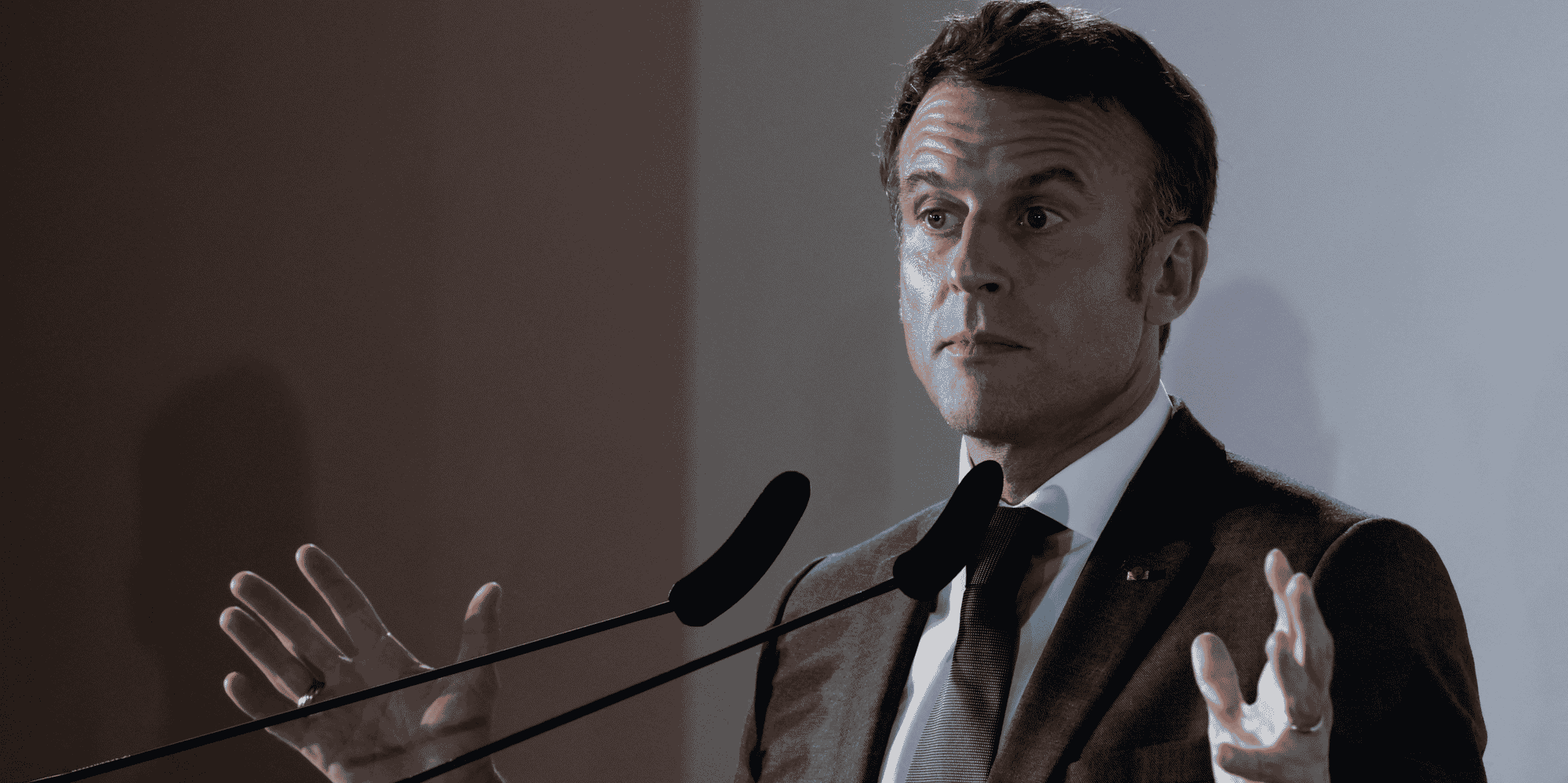 Le president francais emmanuel macron assiste a une conference de presse lors du sommet informel de l'ue