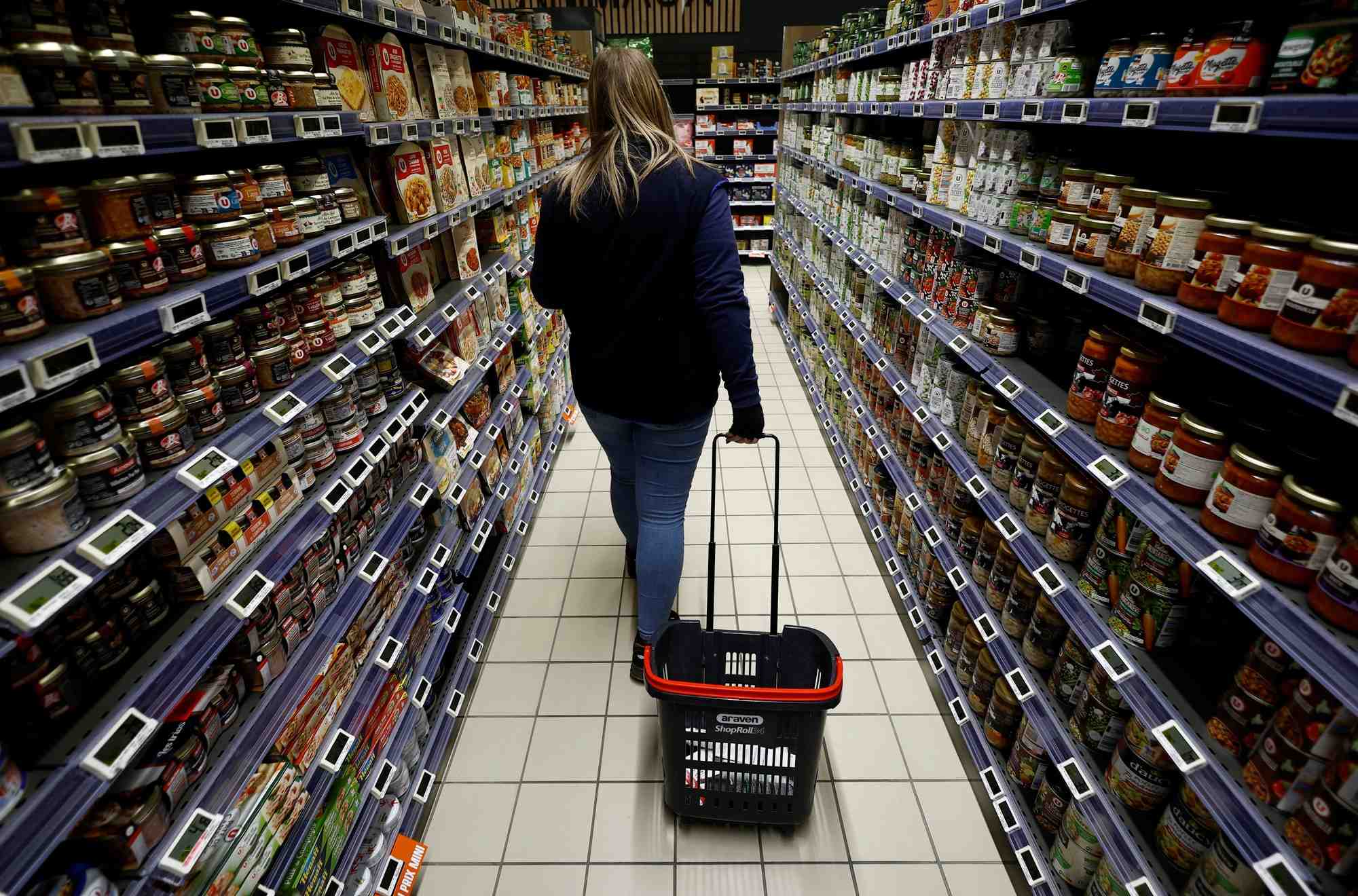 Des clients font leurs courses dans un supermarche a la verrie