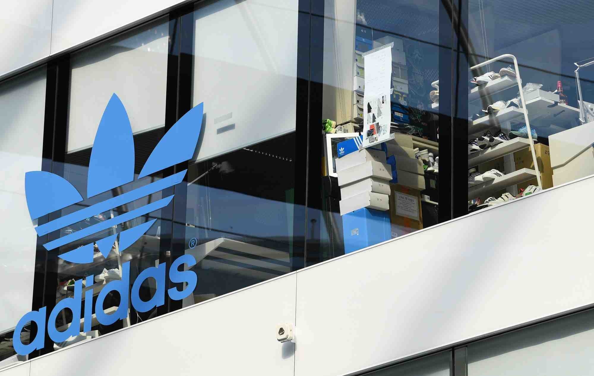 Photo d'archives du logo adidas au siege de la societe a herzogenaurach, en allemagne
