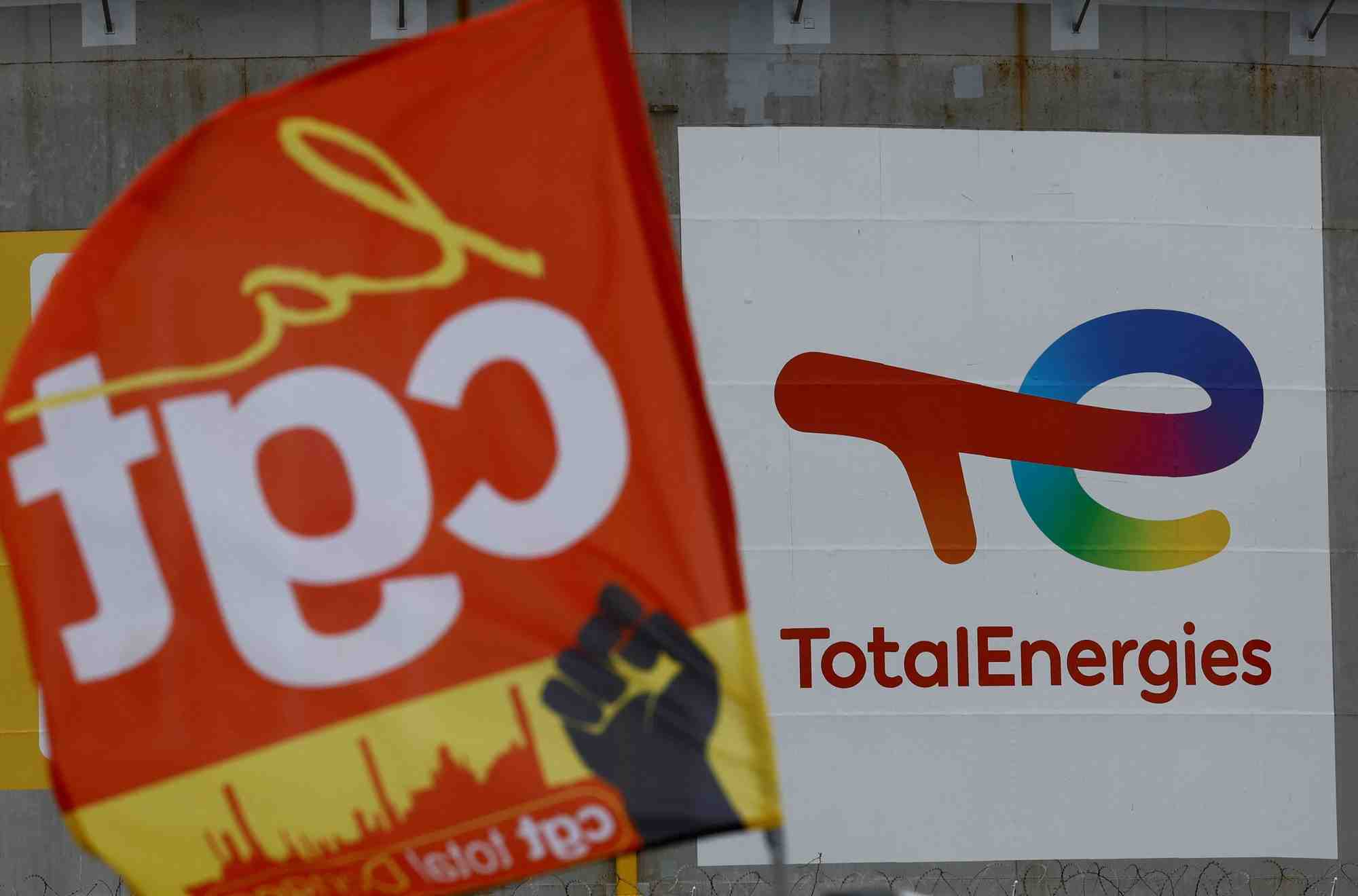 Photo des employes en greve devant la raffinerie du geant petrolier totalenergies