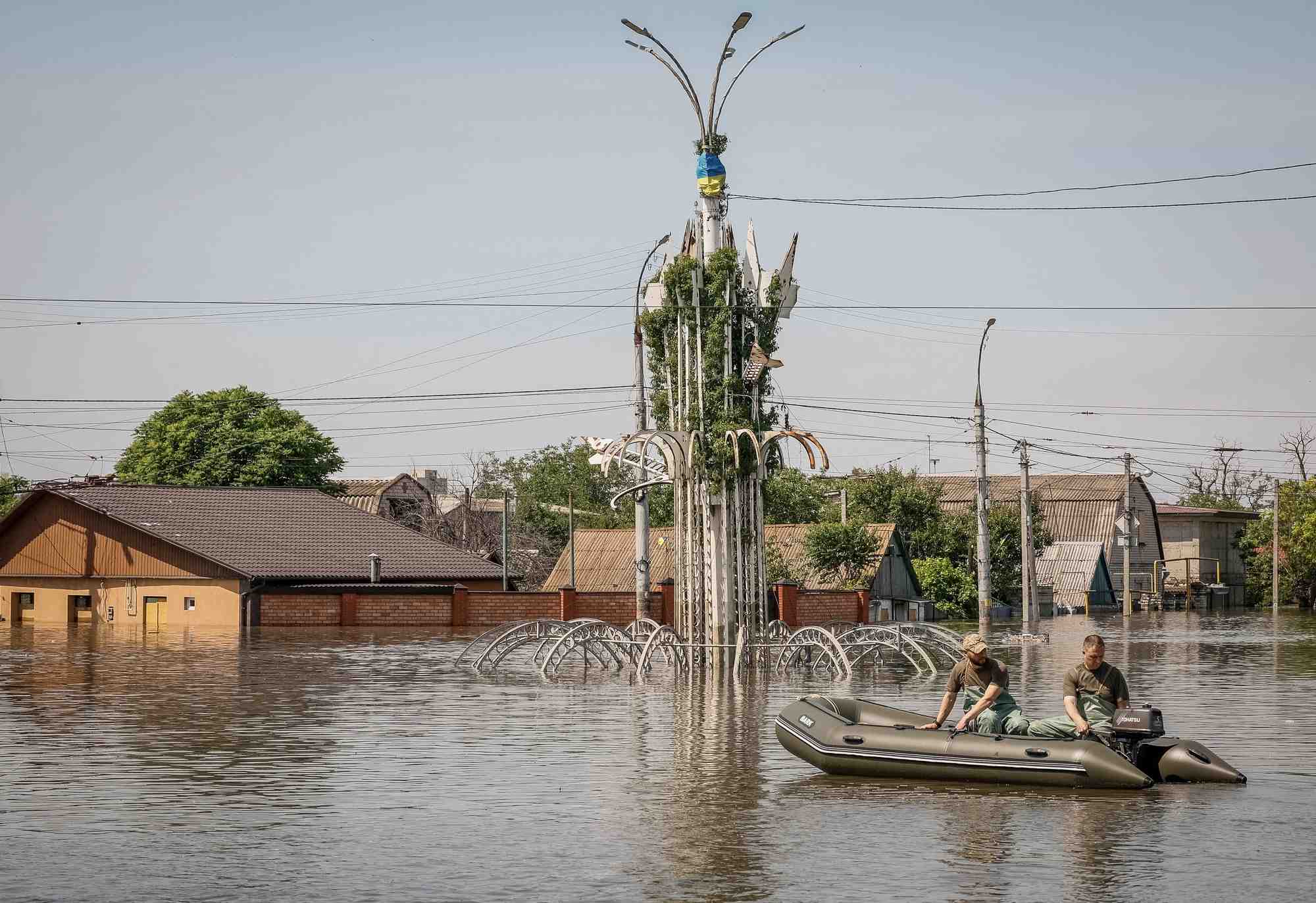 Evacuation des habitants d'une zone inondee apres la rupture du barrage de nova kakhovka, a kherson, en ukraine
