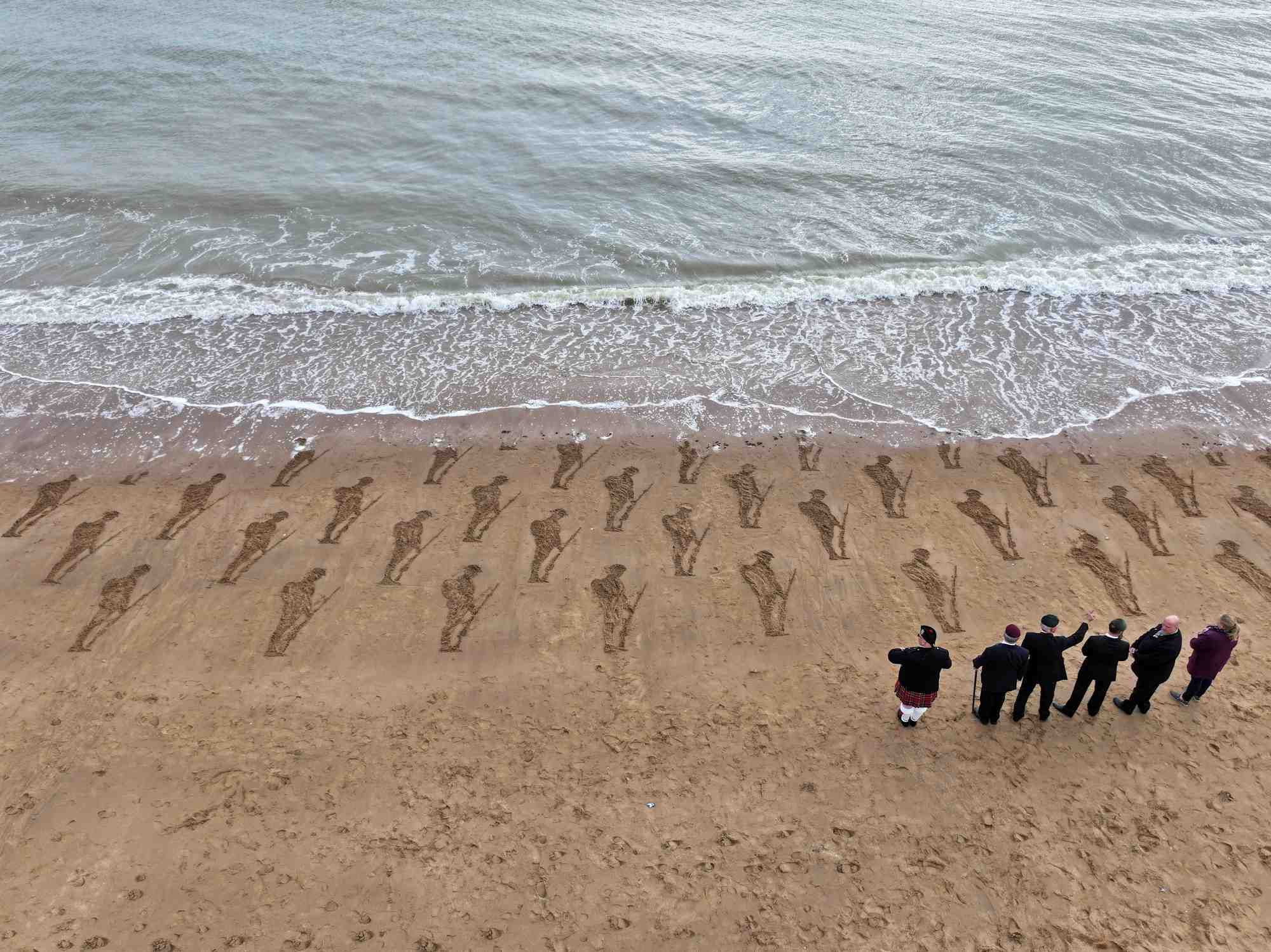 Installation artistique de sable a broadstairs, royaume-uni, en prevision de l'anniversaire du debarquement allie en normandie