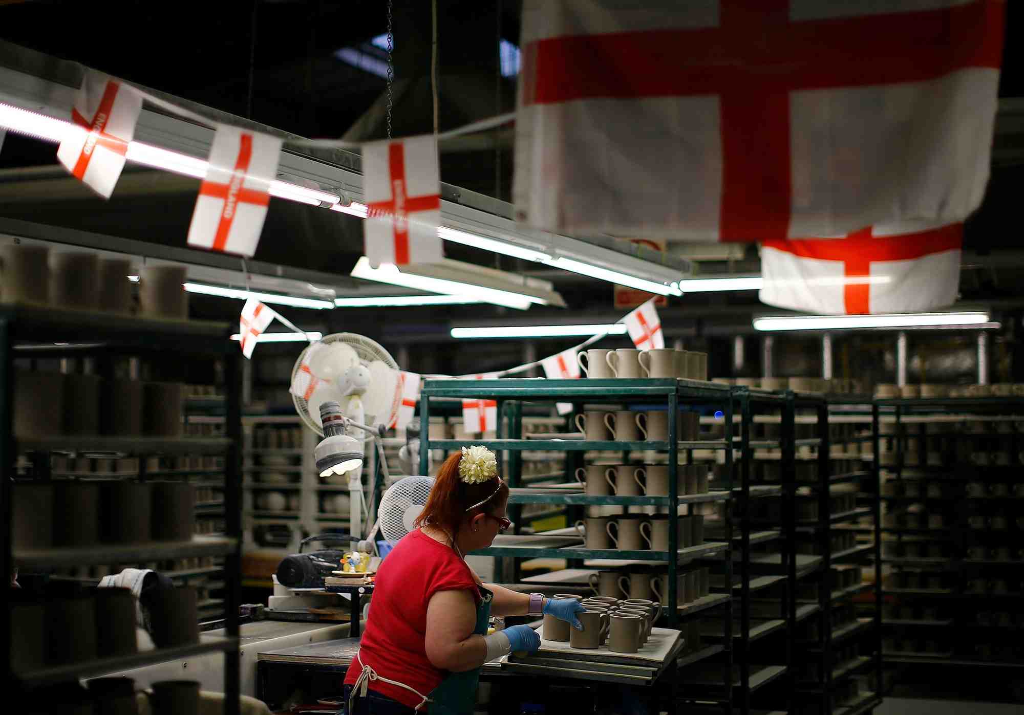 Un ouvrier fixe des anses sur des tasses a la fabrique portmeirion a stoke-on-trent