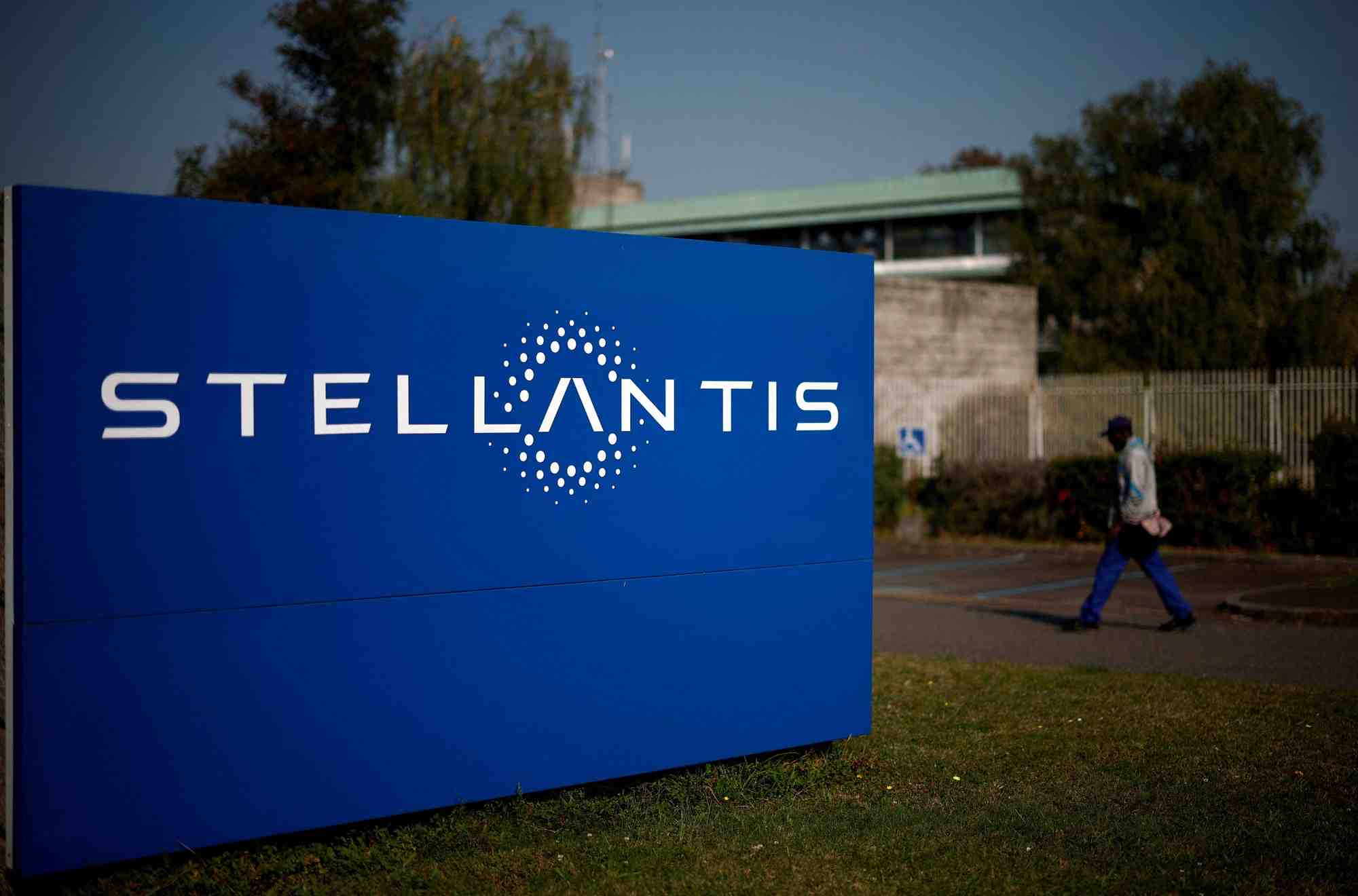 Logo de stellantis a l'exterieur du batiment de l'entreprise a chartres-de-bretagne