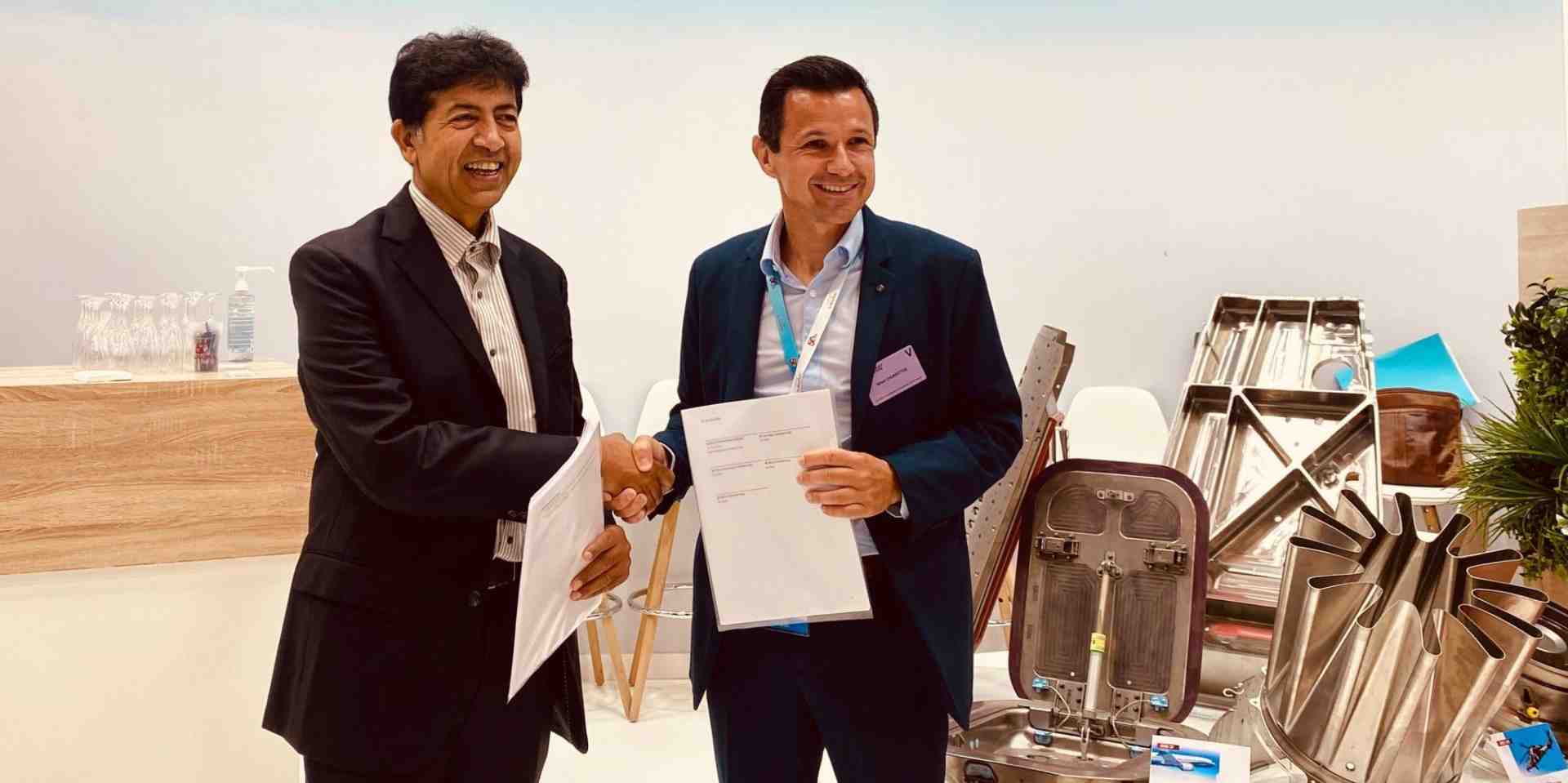 Mikel Charritton, directeur général de Lauak, et le représentant de l'entreprise indienne Wipro.