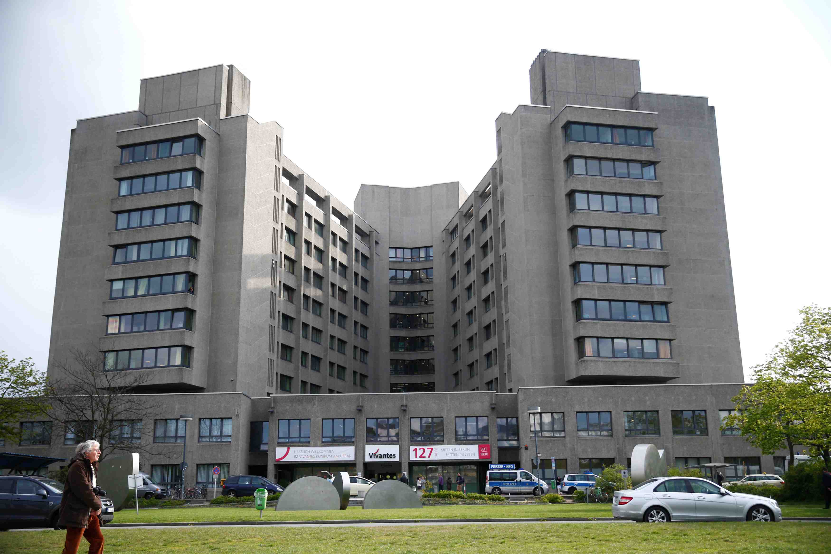 Un policier tire sur le parking d'un hopital de berlin