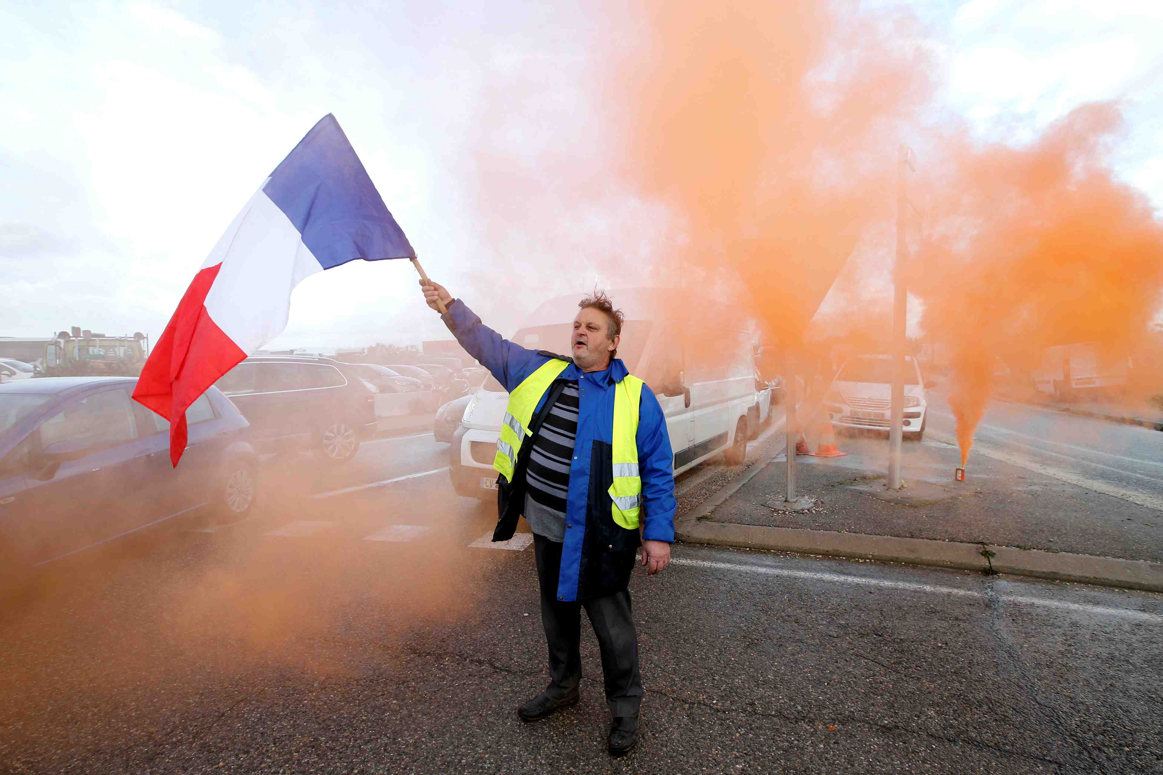 Le gouvernement se prepare a un samedi perilleux a paris