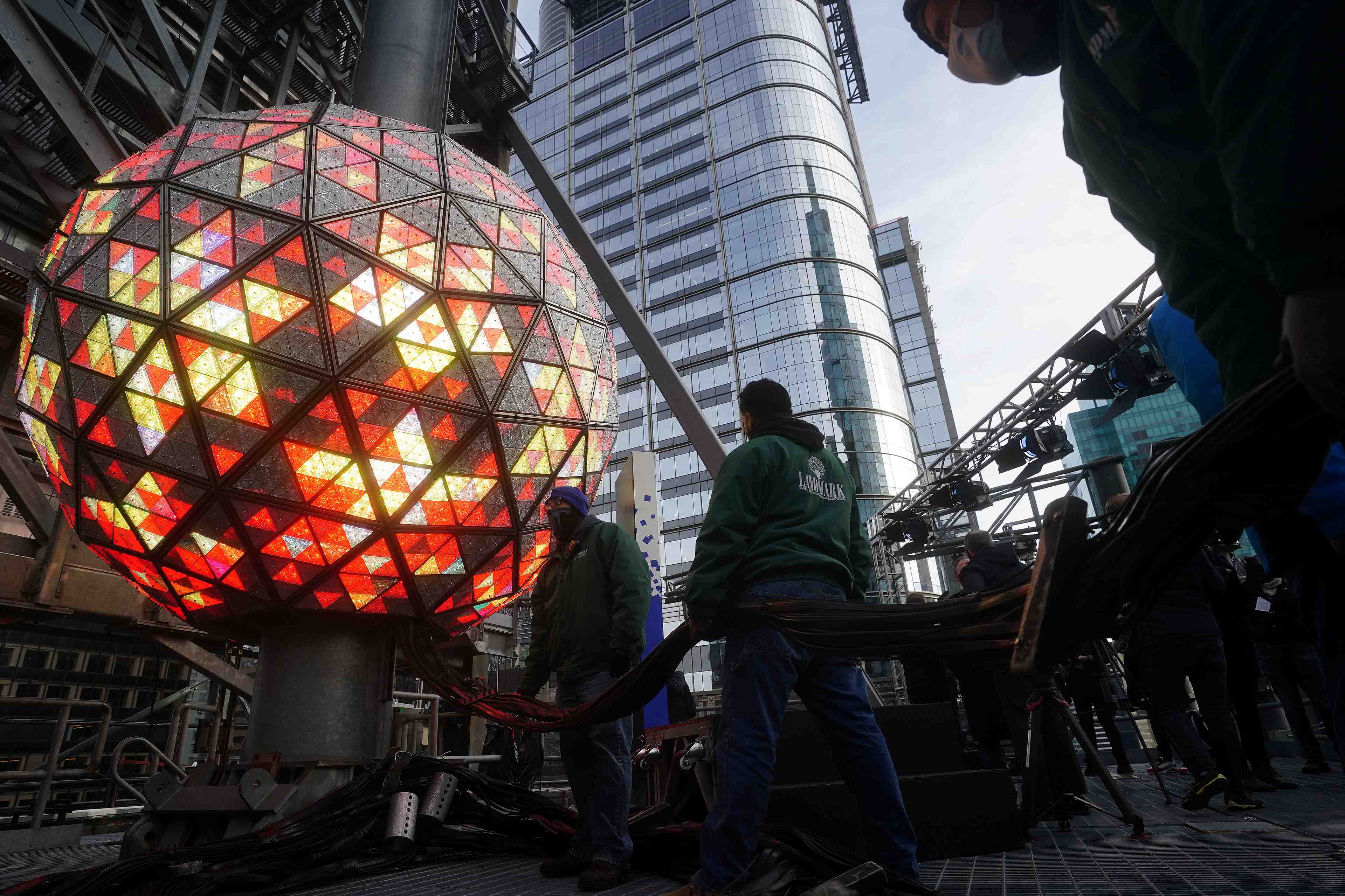 Feux d'artifice et rues desertes pour saluer la fin de 2020