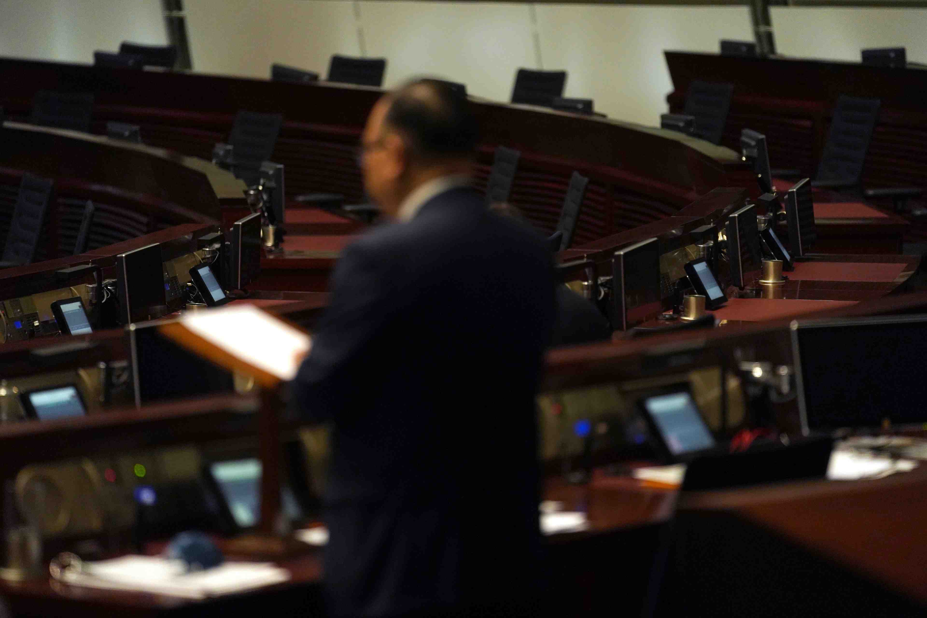 Hong kong: la reforme reduisant la part du suffrage universel direct approuvee