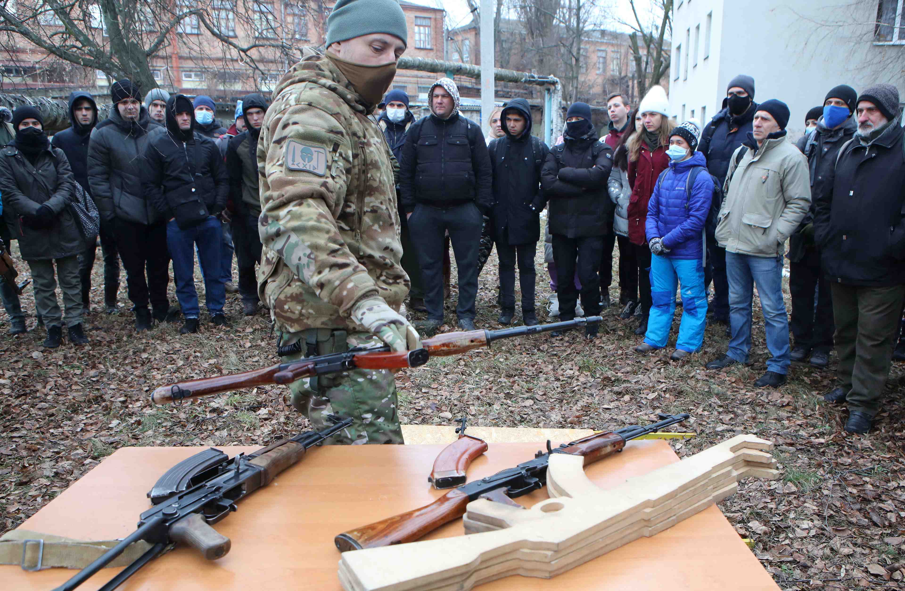 Ukraine: zelenski appelle les citoyens a combattre et promet de fournir des armes