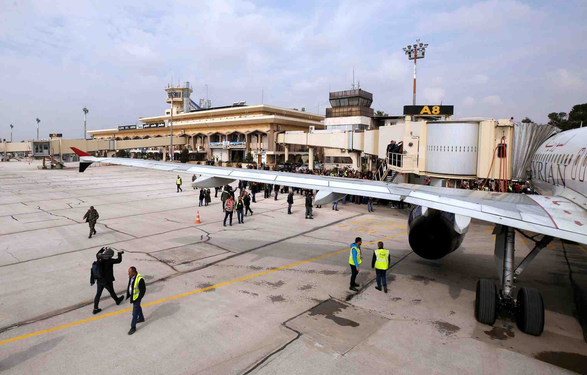 Un raid israelien endommage la piste de l'aeroport d'alep, rapportent les medias syriens