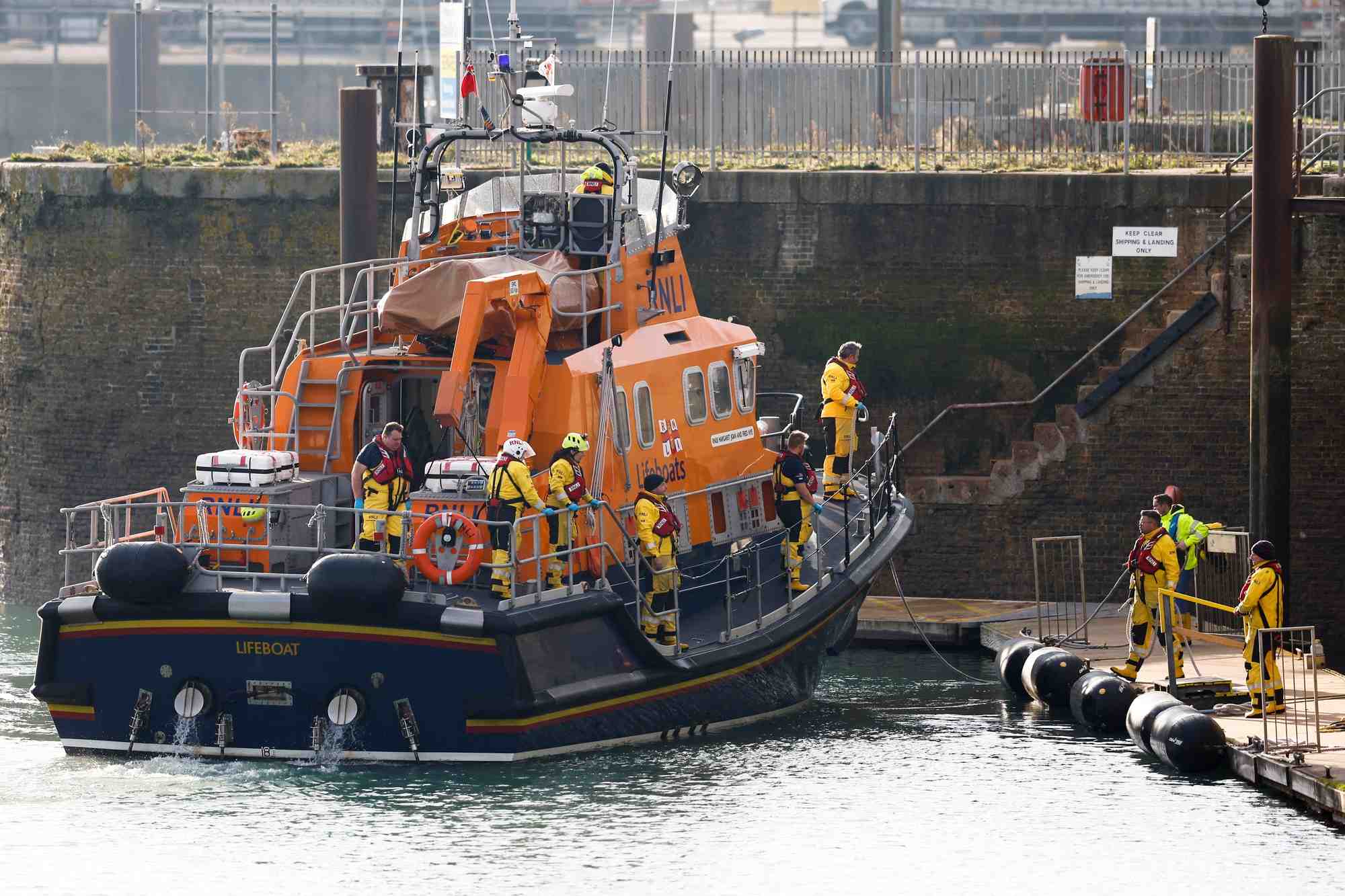 Operation de sauvetage d'un bateau de migrants disparu a douvres, grande bretagne