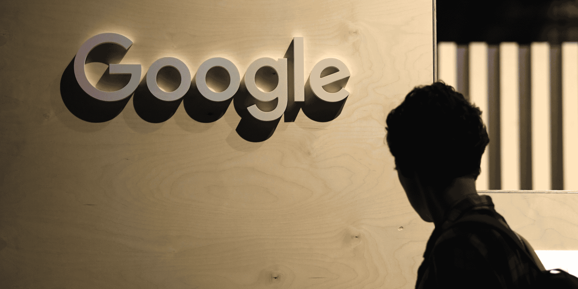 Une femme passe devant le logo de google a berlin