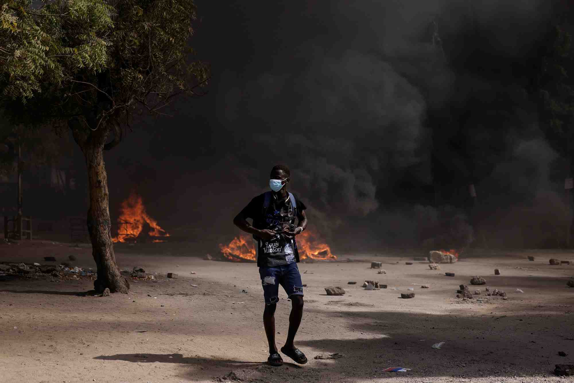 Des manifestants senegalais protestent contre le report de l'election presidentielle du 25 fevrier, a dakar