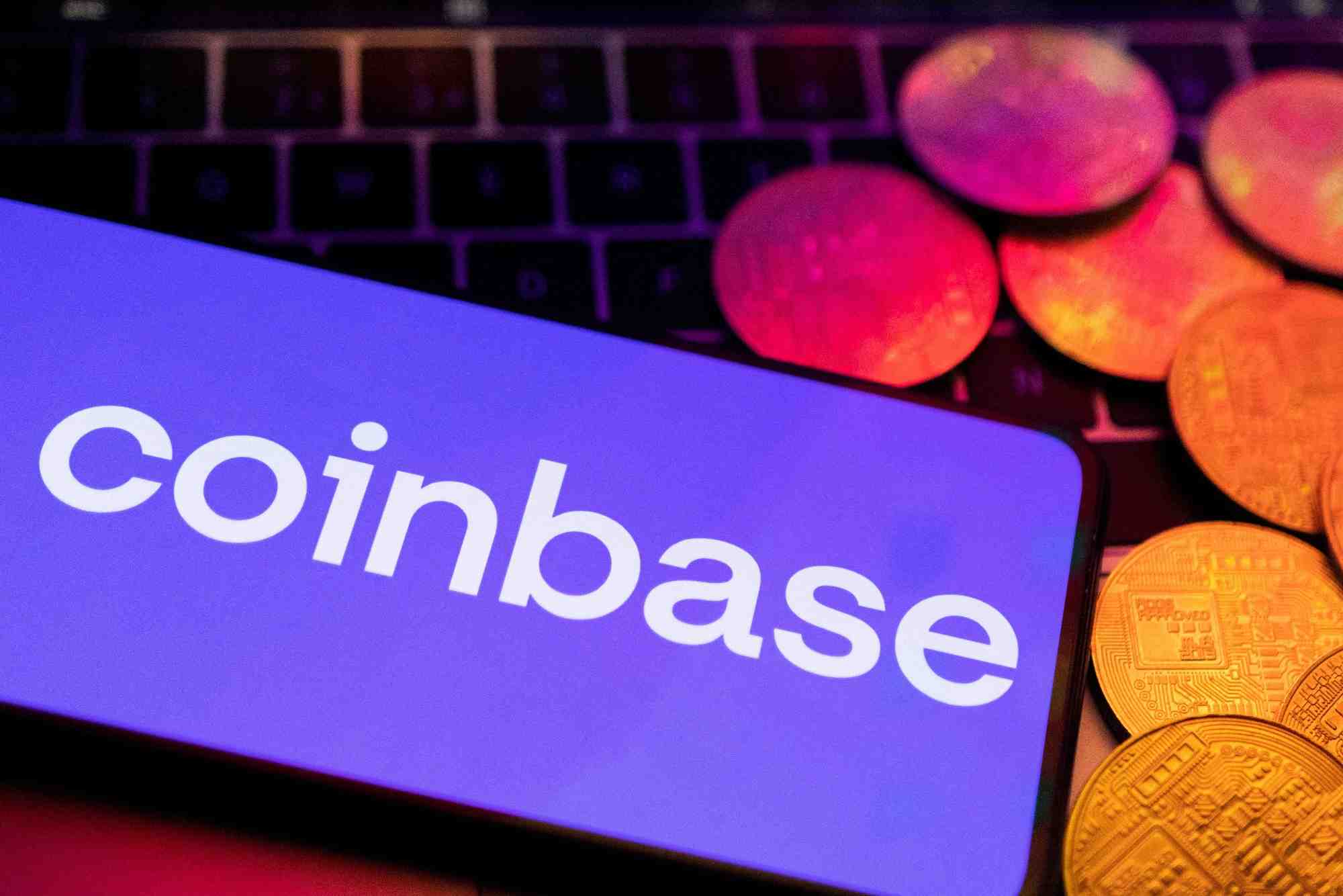 L'illustration montre un smartphone avec le logo coinbase affiche