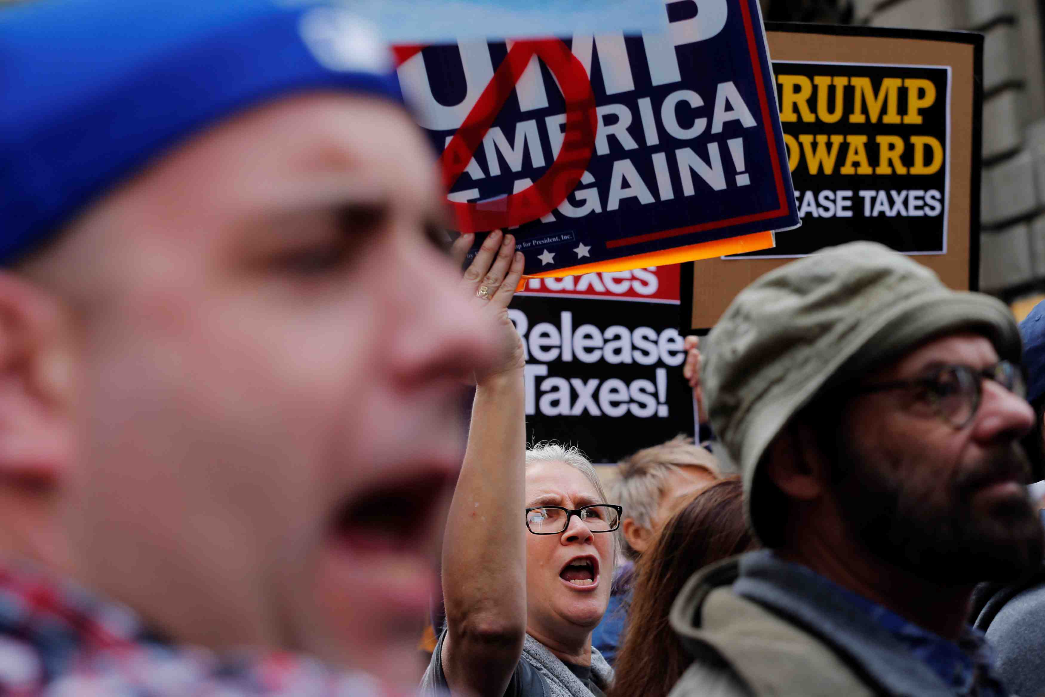 Des manifestants reclament les declarations d'impots de trump