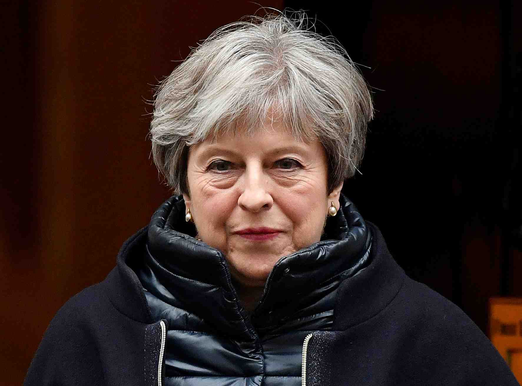 Les lords critiquent la gestion du brexit par may, qui se defend