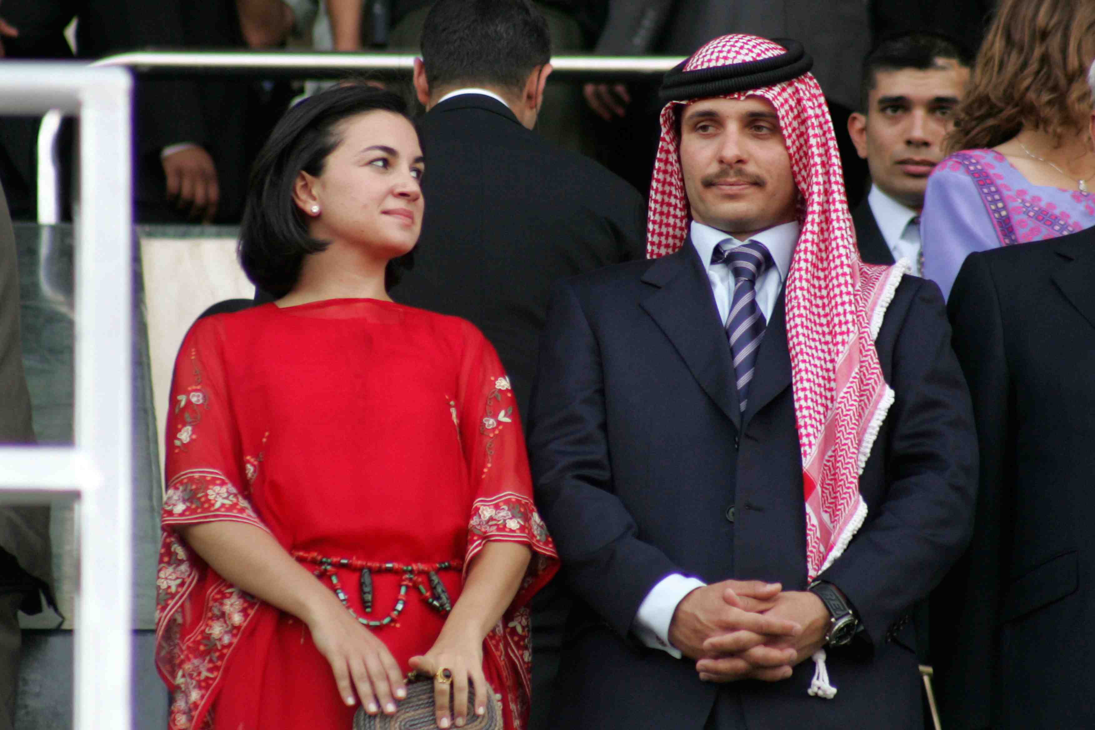 Jordanie: en residence surveillee, le prince hamza refuse de se taire