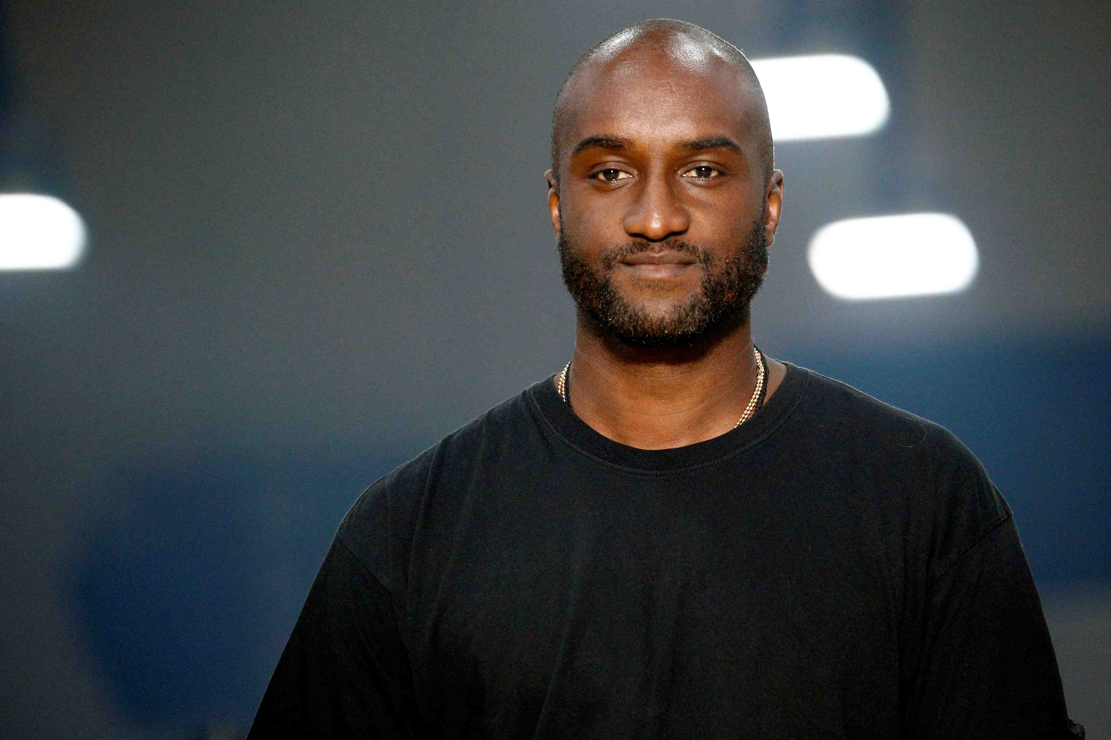 Louis vuitton rend hommage a virgil abloh avec un defile a miami