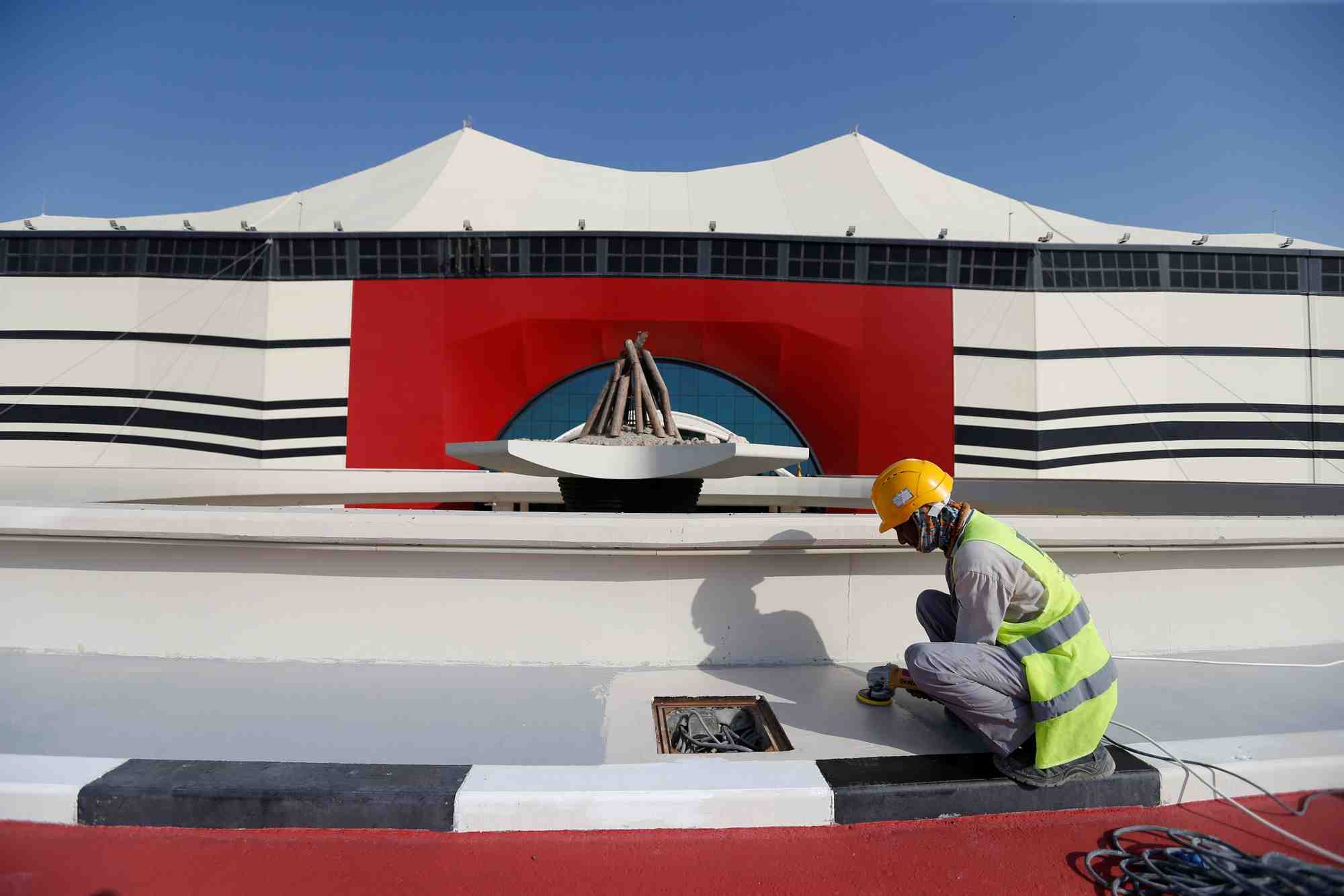 Photo d'archives d'un ouvrier travaillant au stade al bayt, l'un des sites de la coupe du monde 2022 au qatar