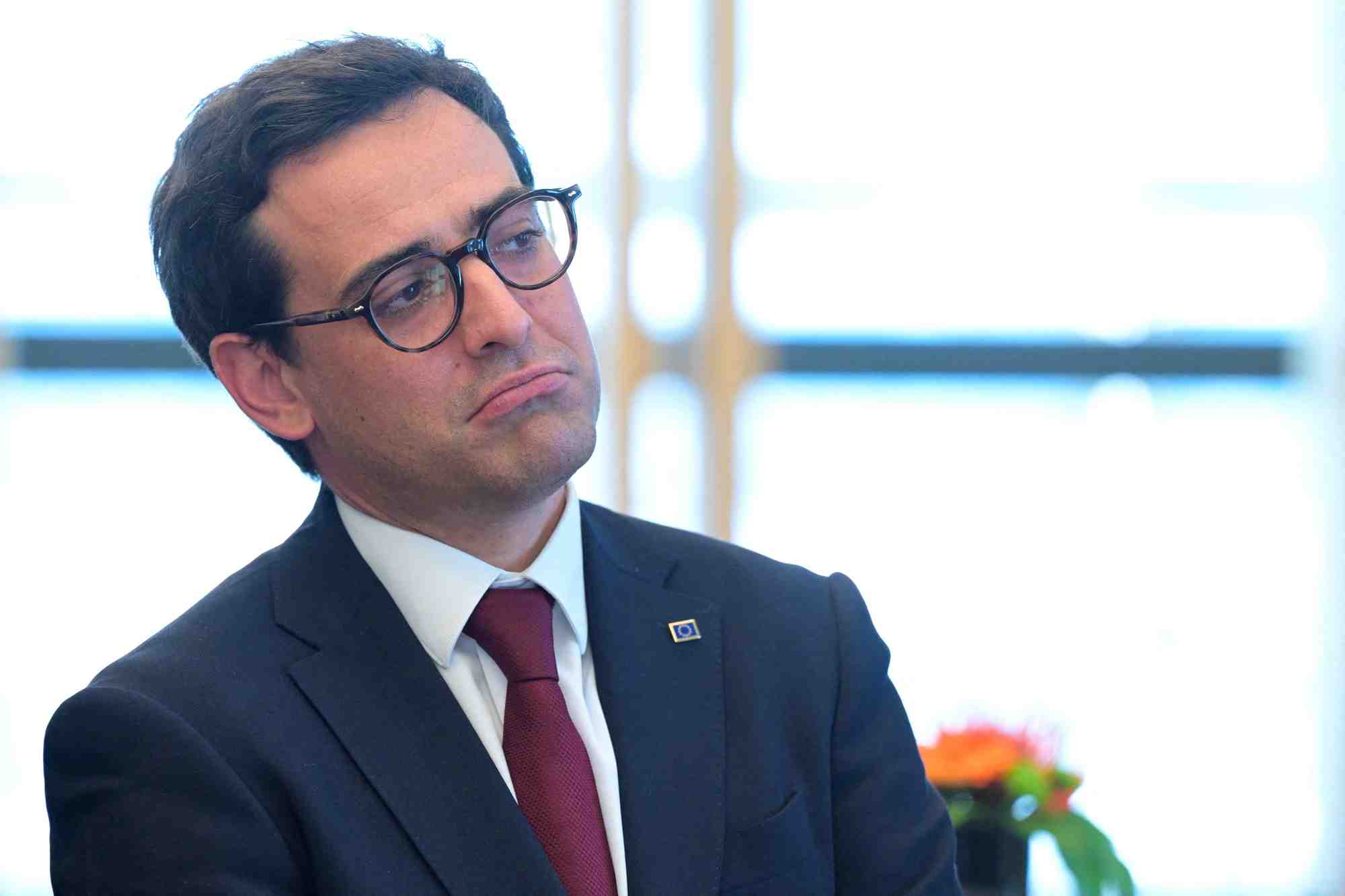Le commissaire europeen designe stephane sejourne, vice-president executif pour la prosperite et la strategie industrielle, assiste a une reunion du conseil des commissaires a bruxelles