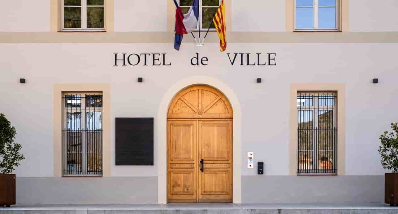 Facade de la Mairie de Prades, dans les Pyrénées-Orientales.