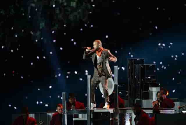 Timberlake, de retour au super bowl, echappe a une nouvelle defaillance vestimentaire
