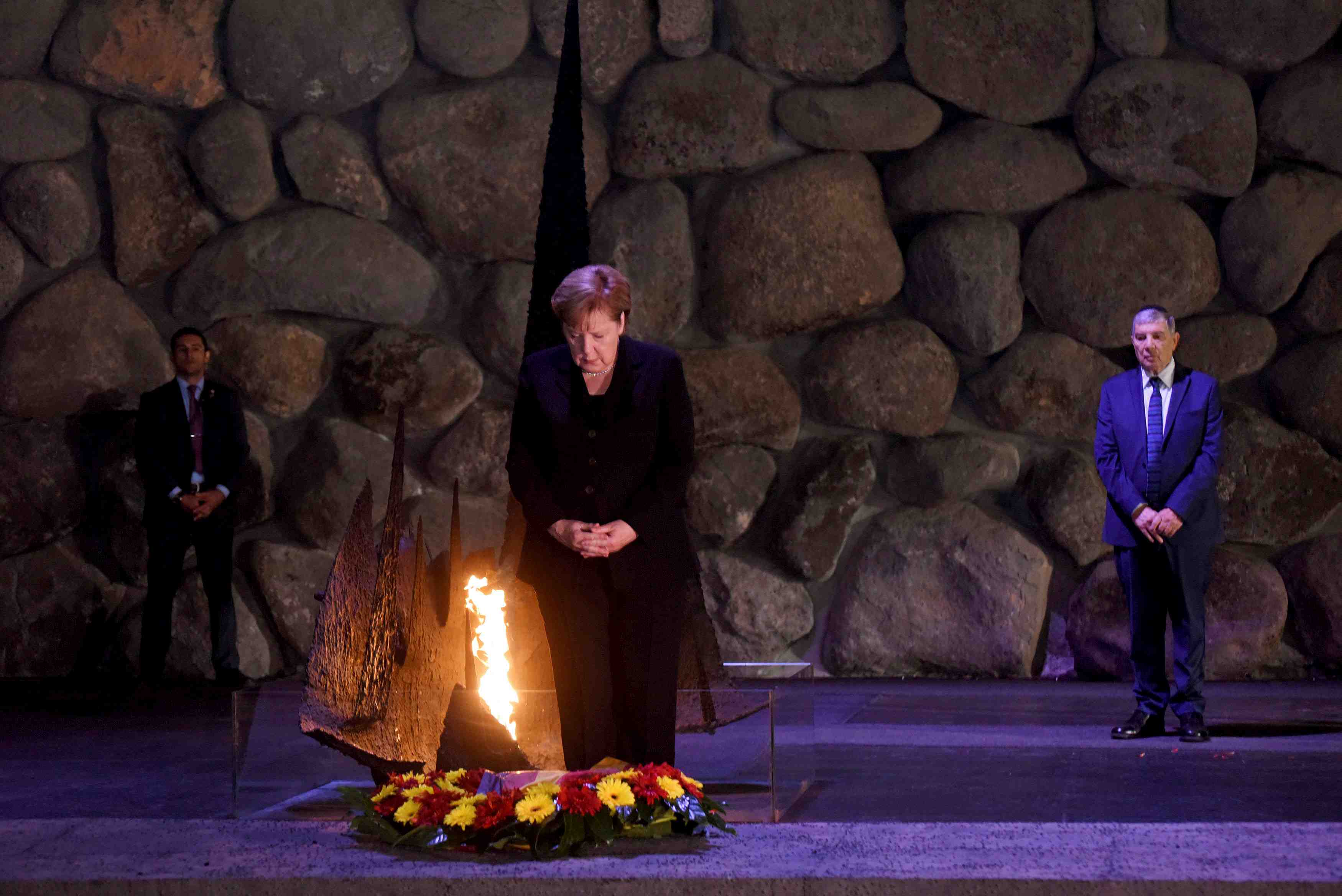 Merkel depose une gerbe au memorial yad vashem a jerusalem