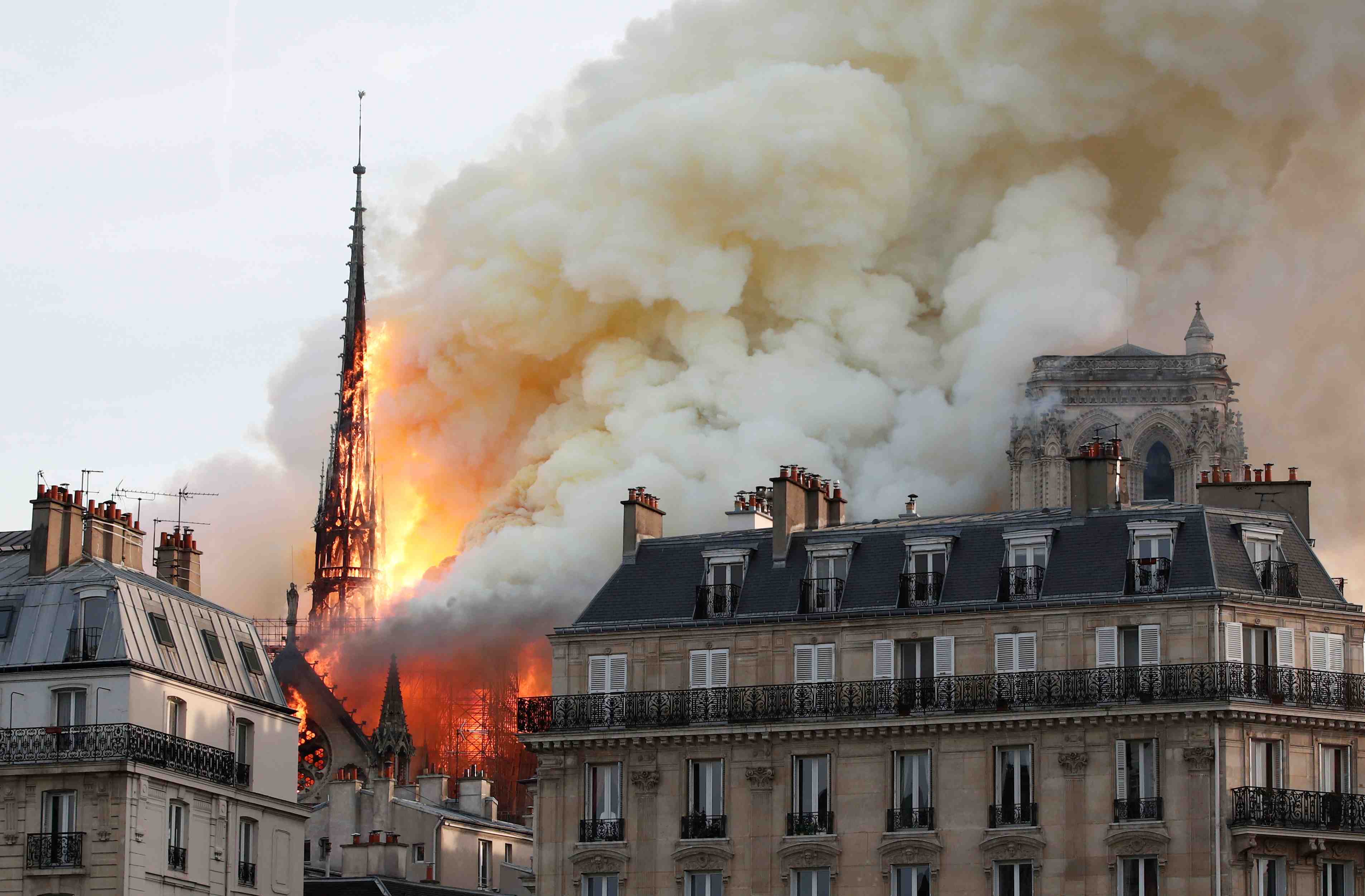 Une partie de notre-dame s'effondre en raison d'un vaste incendie