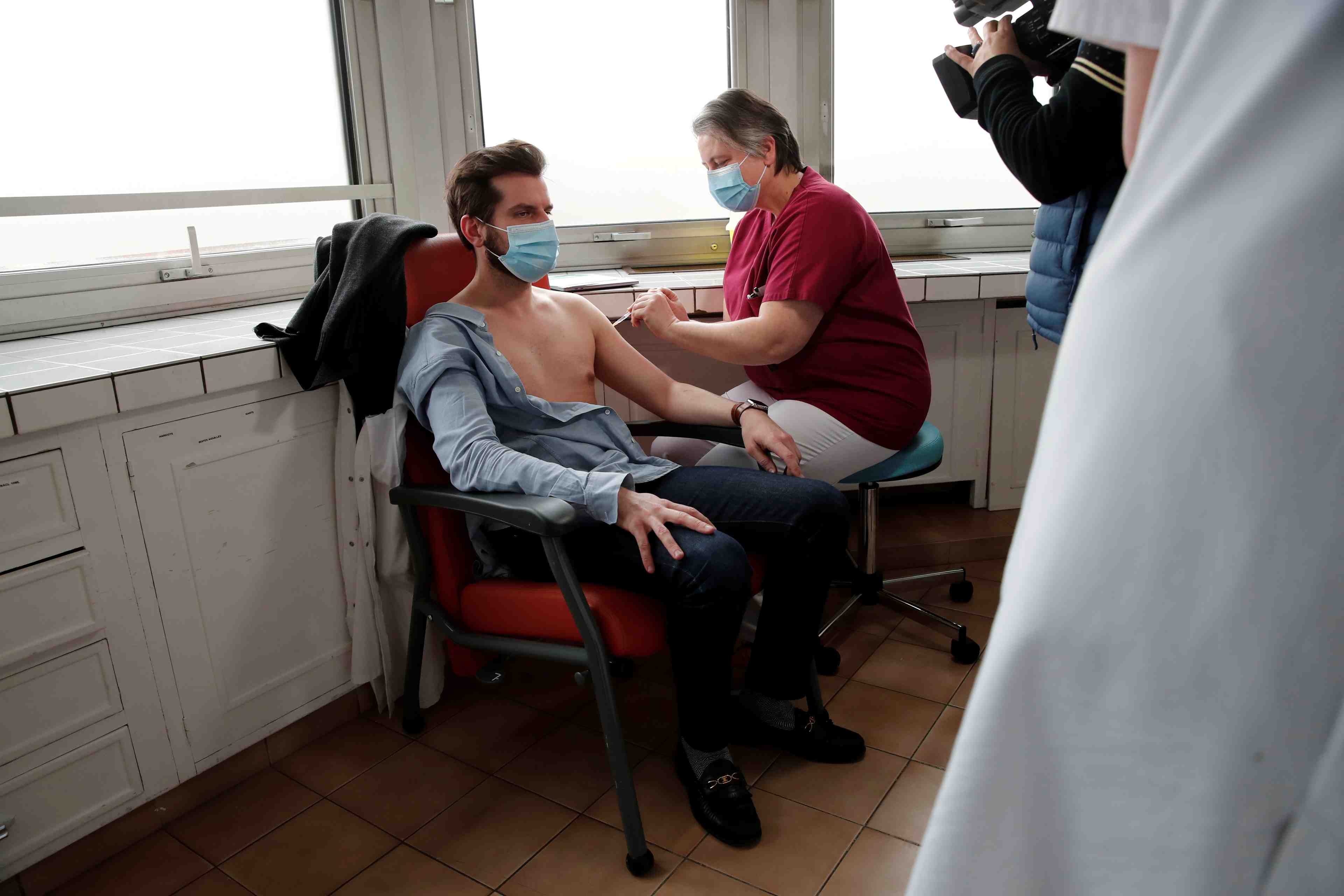 Astrazeneca: la confiance des francais dans la vaccination mise a l'epreuve